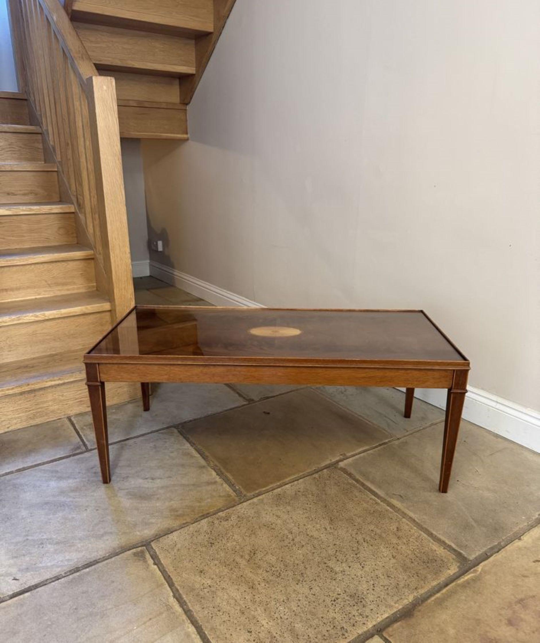 Incrusté Table basse marquetée en acajou figuré de qualité ancienne en vente