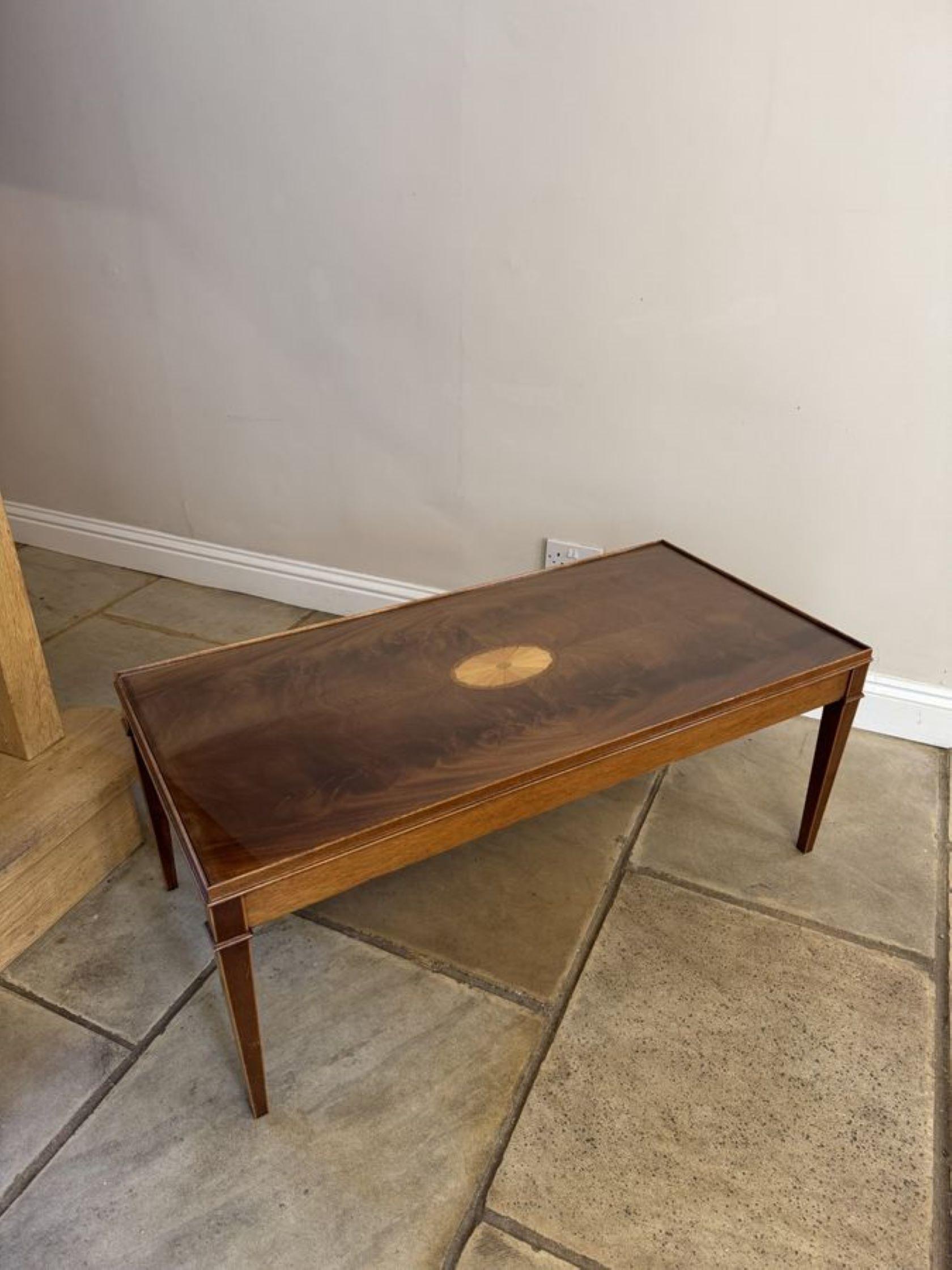 20ième siècle Table basse marquetée en acajou figuré de qualité ancienne en vente