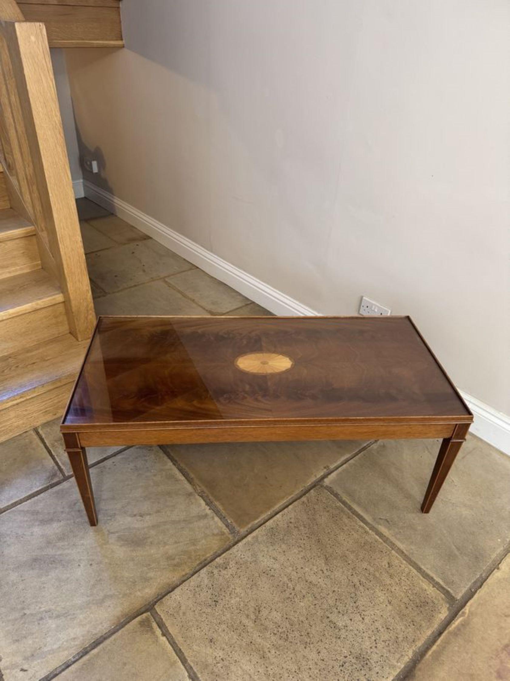 Acajou Table basse marquetée en acajou figuré de qualité ancienne en vente