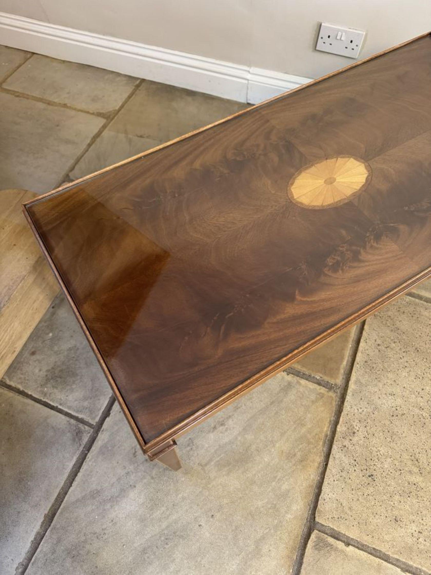 Table basse marquetée en acajou figuré de qualité ancienne en vente 1