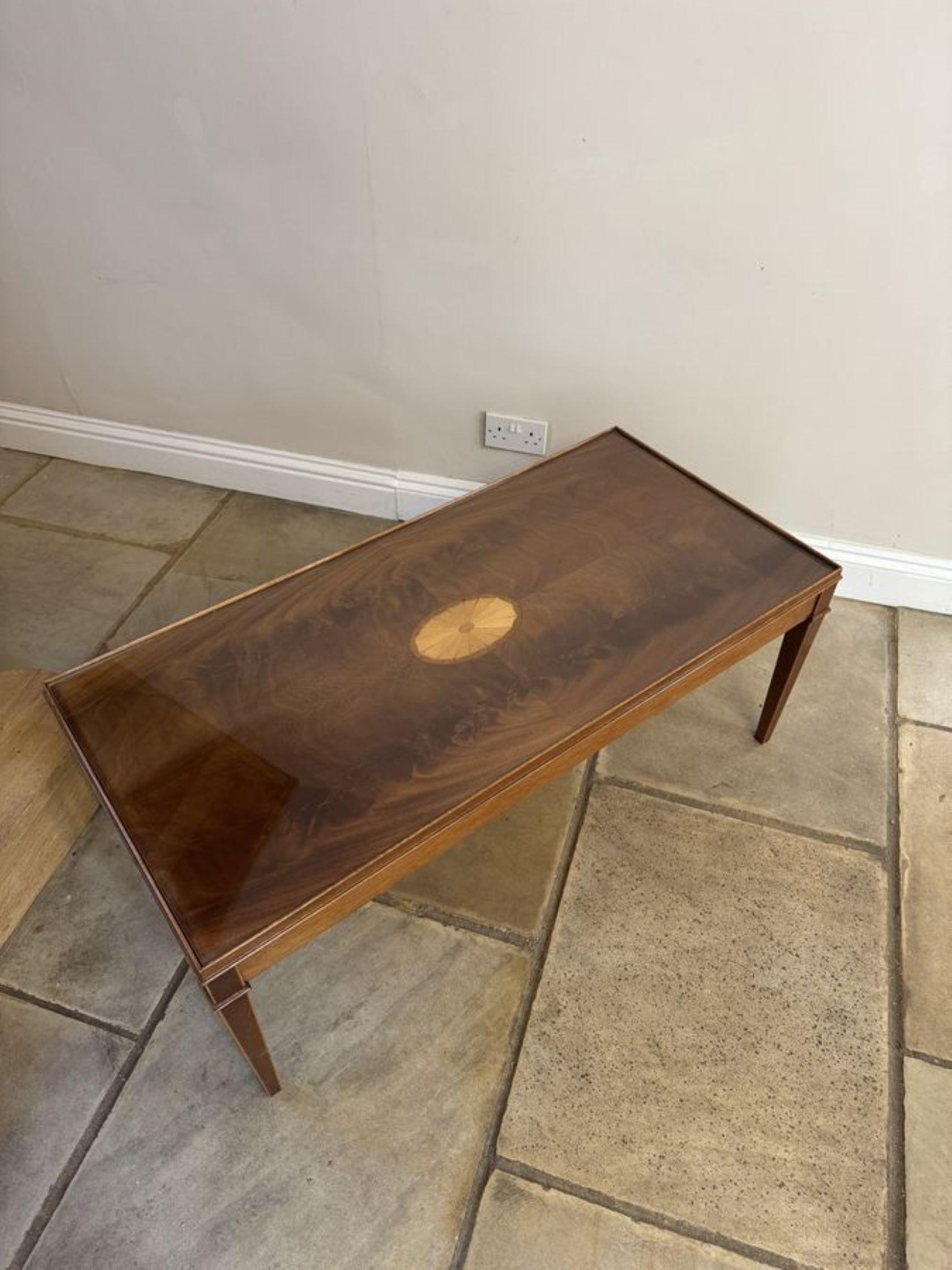 Table basse marquetée en acajou figuré de qualité ancienne en vente 2
