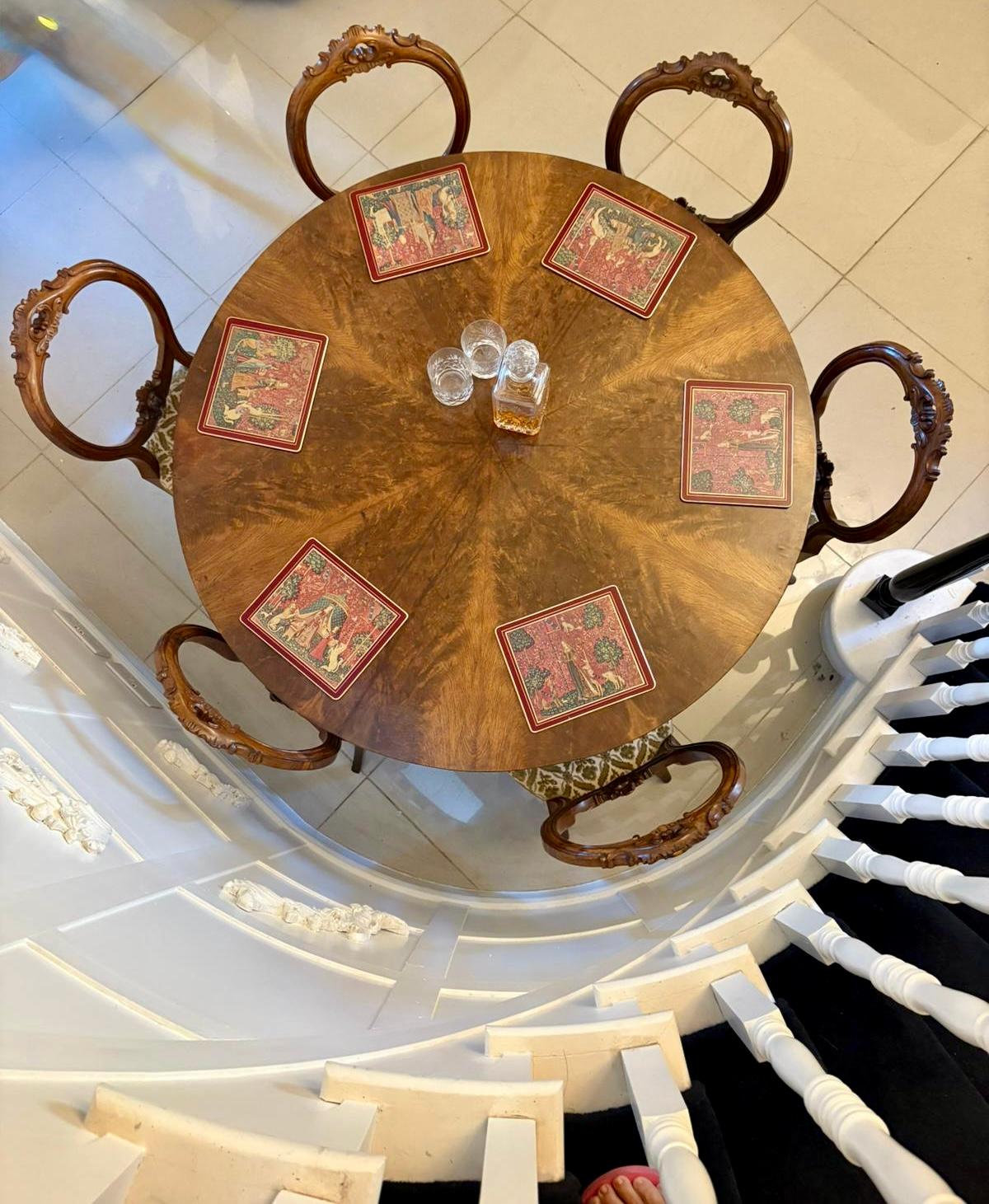 Ancienne table de salle à manger circulaire à 6 places en acajou évasé de qualité victorienne, avec un plateau circulaire à bascule en acajou figuré de qualité, soutenu par une colonne à piédestal de forme hexagonale reposant sur une base circulaire