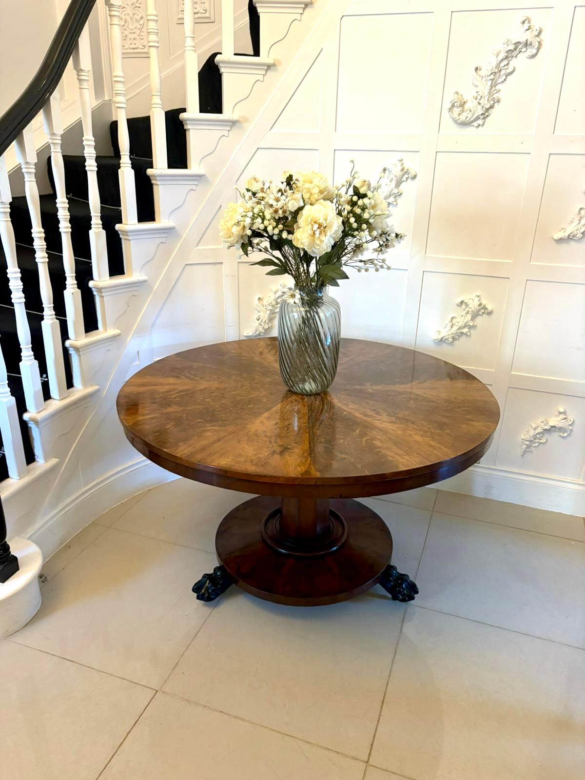 Victorien Table de salle à manger 6 places en acajou évasé et segmenté de qualité ancienne en vente