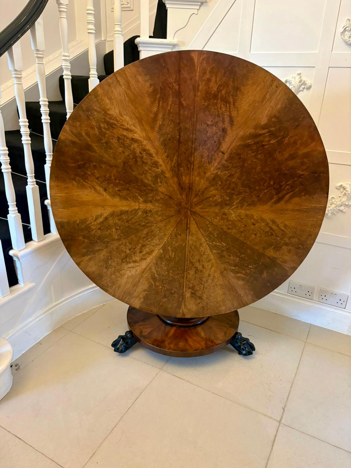 XIXe siècle Table de salle à manger 6 places en acajou évasé et segmenté de qualité ancienne en vente
