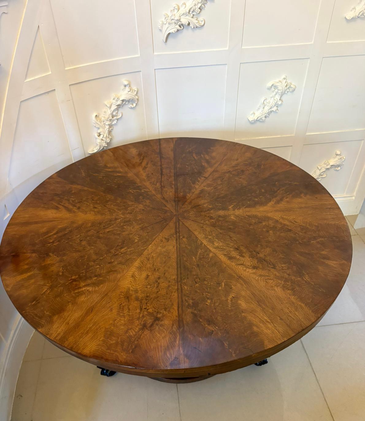 Autre Table de salle à manger 6 places en acajou évasé et segmenté de qualité ancienne en vente