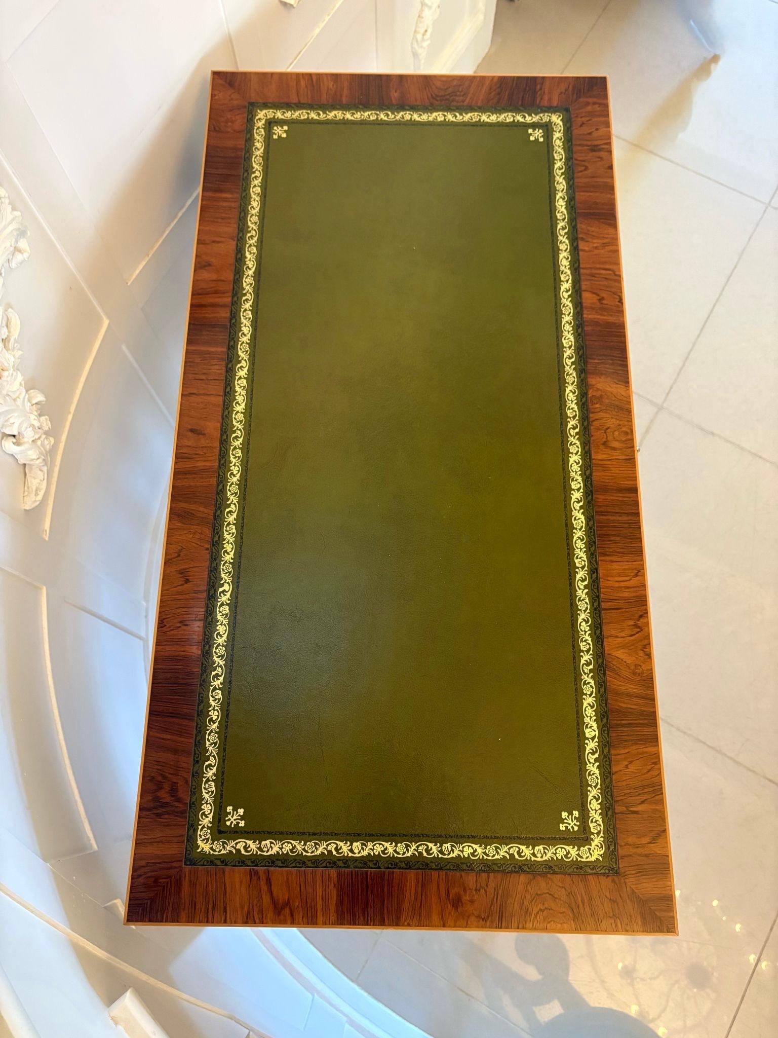 Mesa/Escritorio Independiente de Caoba de Cuatro Cajones con Incrustaciones de Calidad Antigua en venta 2