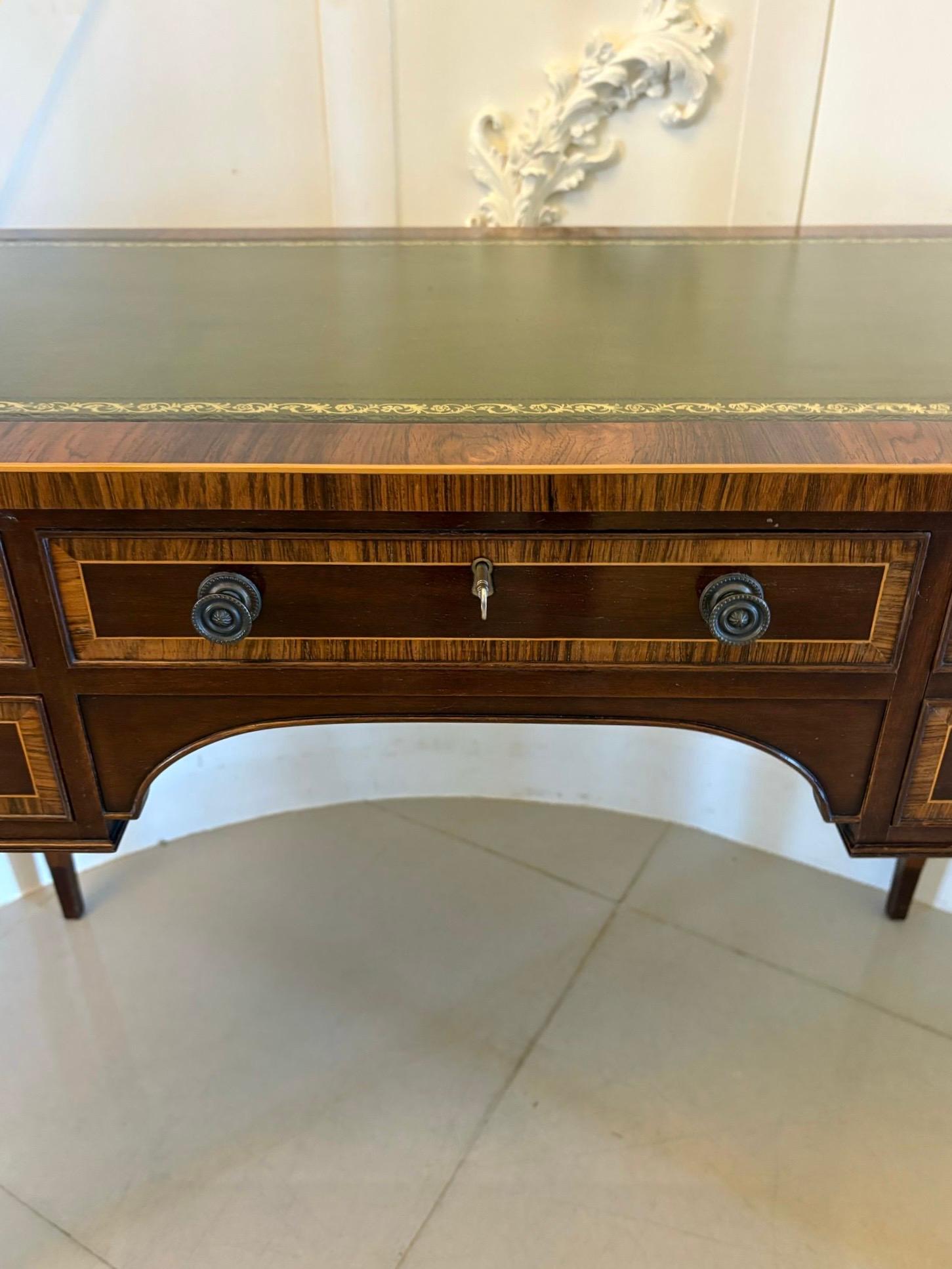 Mesa/Escritorio Independiente de Caoba de Cuatro Cajones con Incrustaciones de Calidad Antigua en venta 3