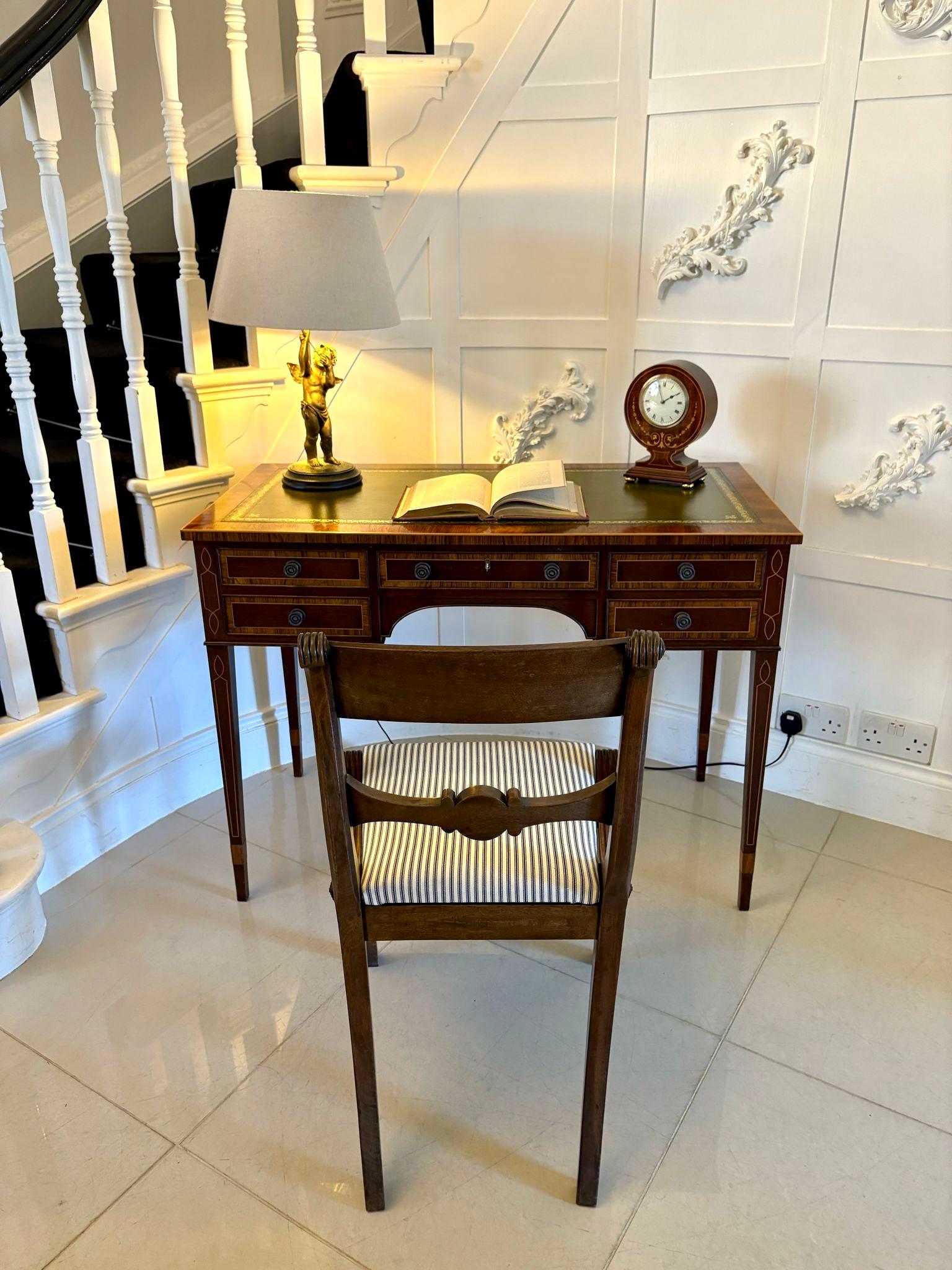 Antiguo escritorio/mesa de escritorio de cuatro cajones de caoba con incrustaciones, de calidad eduardiana, con tablero de cuero verde reticulado en palisandro sobre cuatro cajones forrados de roble también reticulados en palisandro con pomos