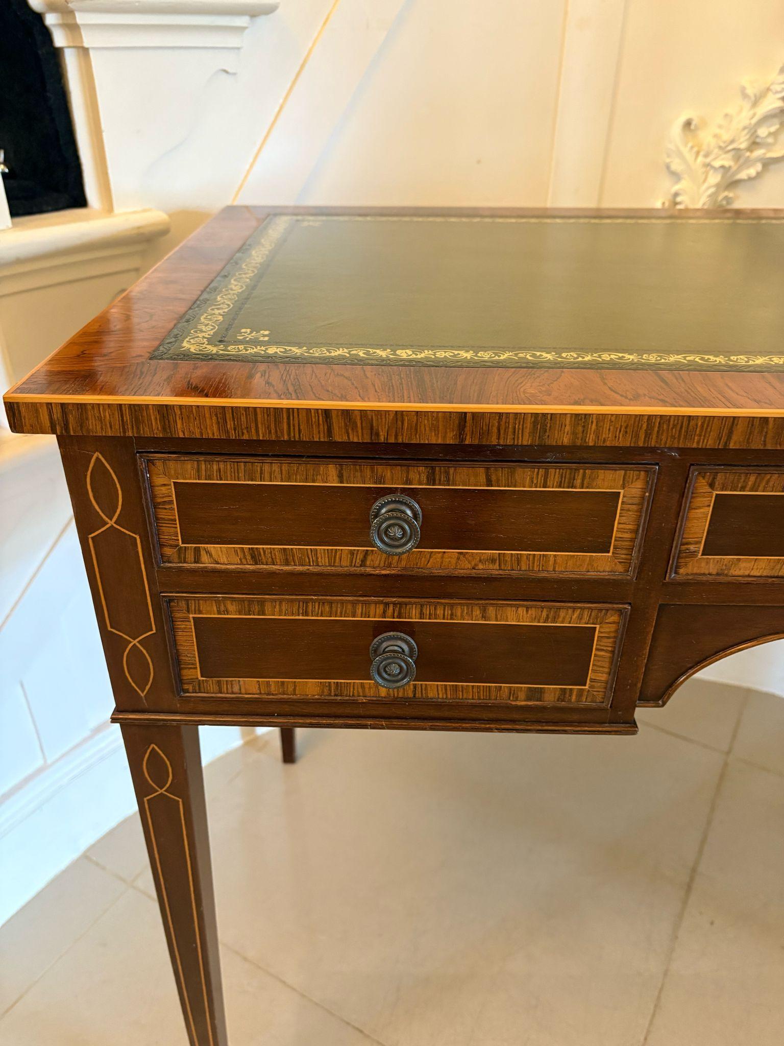 Mesa/Escritorio Independiente de Caoba de Cuatro Cajones con Incrustaciones de Calidad Antigua Inglés en venta