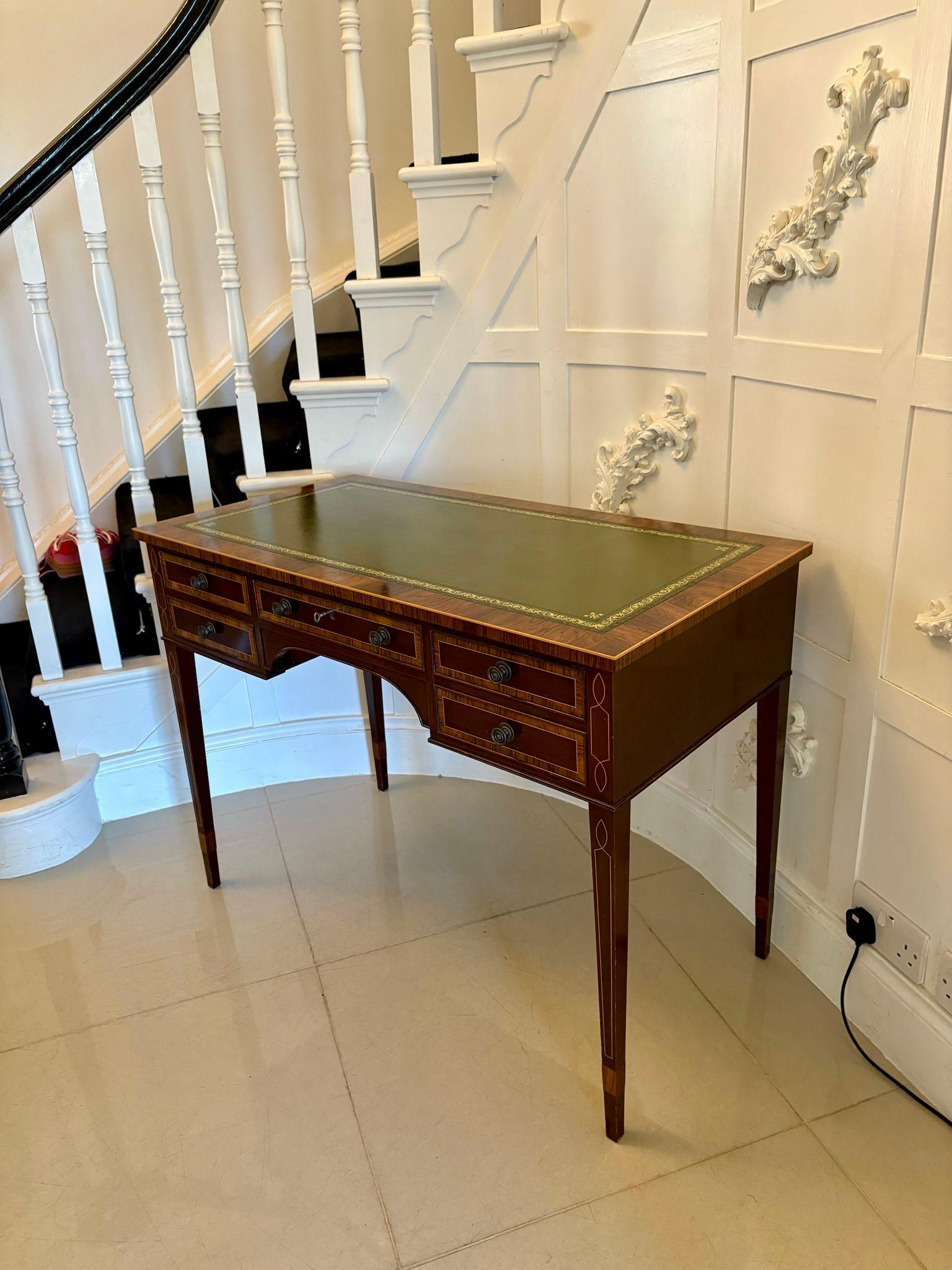 Mesa/Escritorio Independiente de Caoba de Cuatro Cajones con Incrustaciones de Calidad Antigua en Bueno estado para la venta en Suffolk, GB