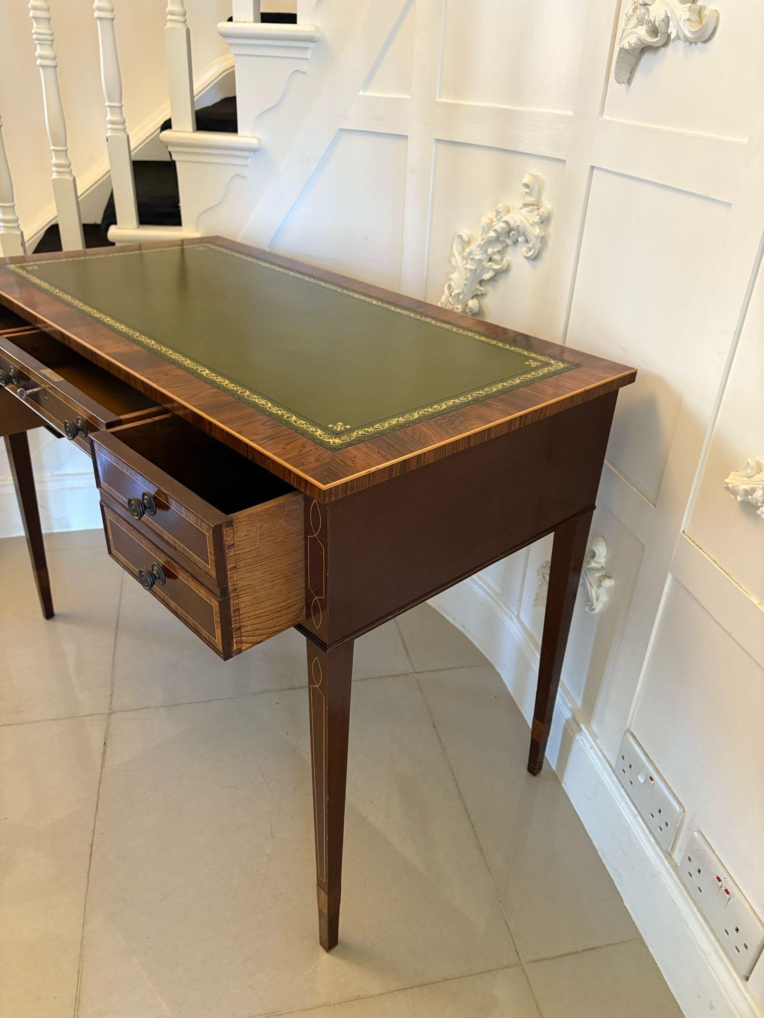 Mesa/Escritorio Independiente de Caoba de Cuatro Cajones con Incrustaciones de Calidad Antigua Latón en venta