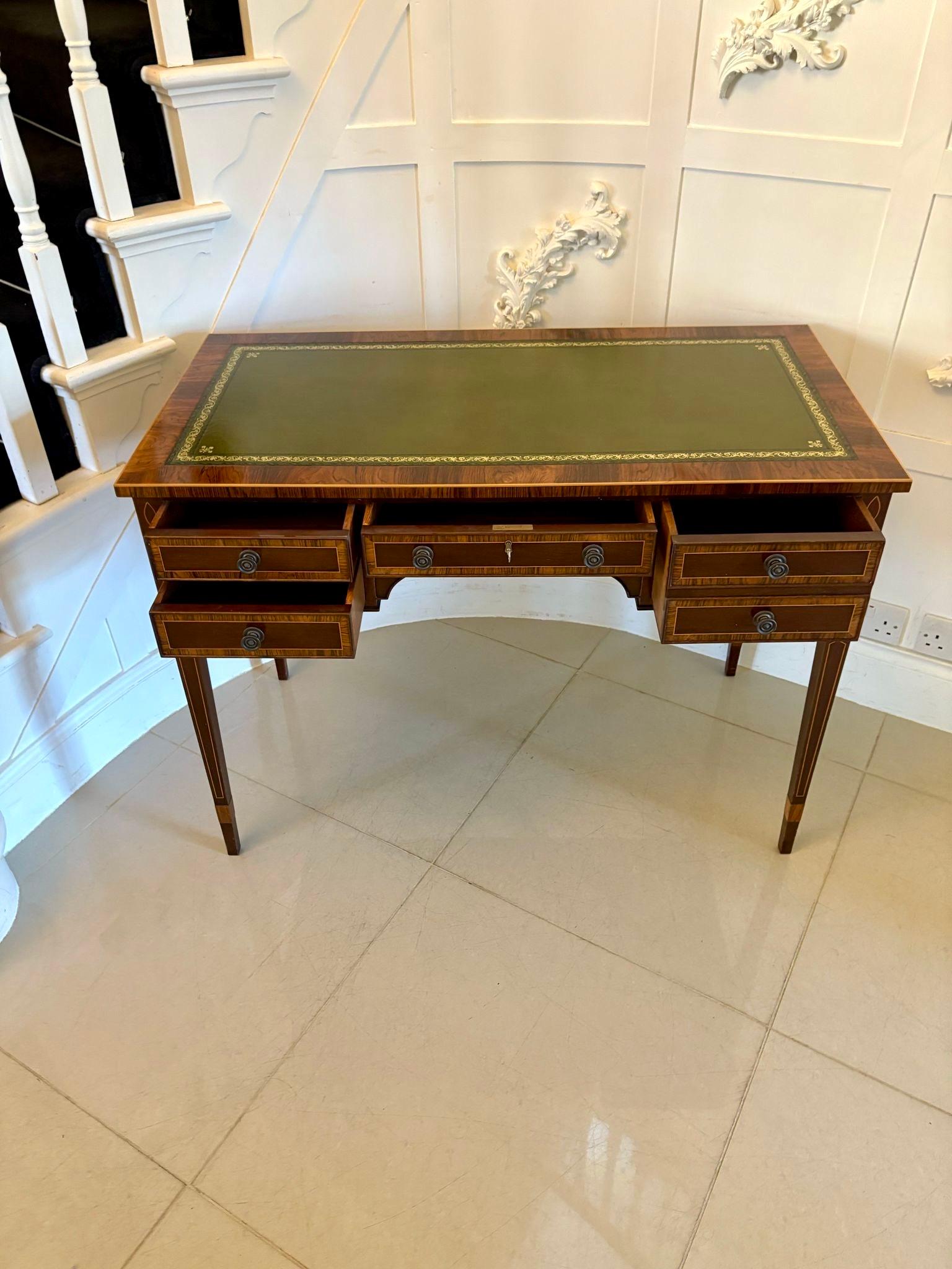 Mesa/Escritorio Independiente de Caoba de Cuatro Cajones con Incrustaciones de Calidad Antigua en venta 1