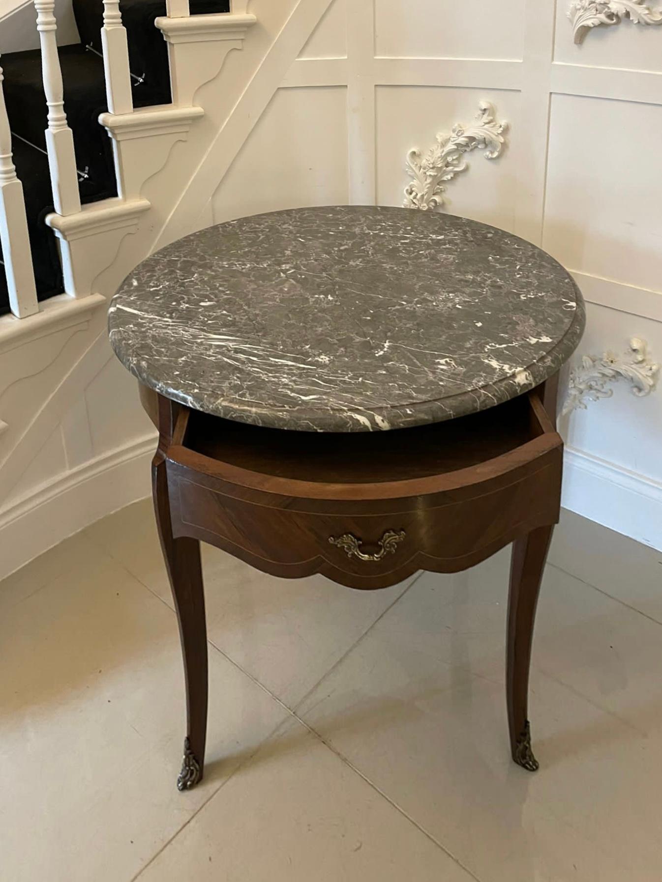 Antique Victorian quality kingwood centre table having a lovely circular marble table with a moulded edge above a shaped frieze with pretty satinwood inlaid stringing and a single drawer, original handle standing on shaped cabriole legs with gilded