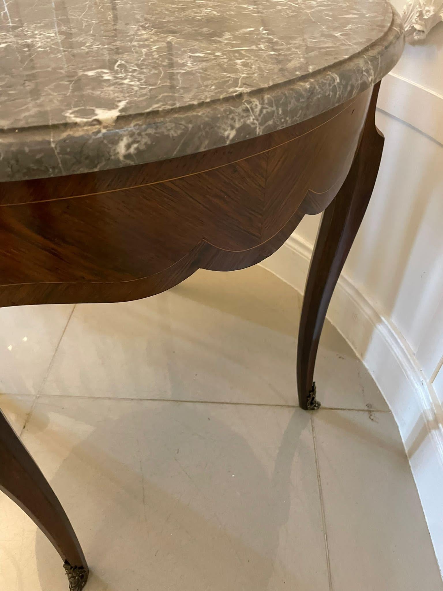 Freistehender französischer Tisch mit Marmorplatte aus Königsholz in antiker Qualität, Zentrum/Lampentisch (19. Jahrhundert) im Angebot