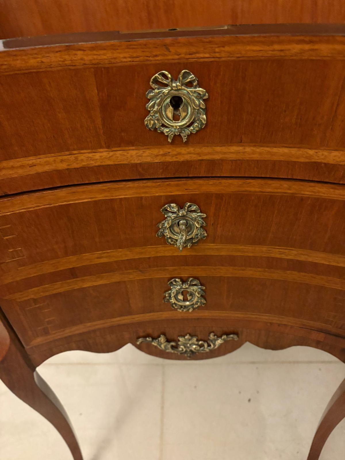 Mobile laterale intarsiato in stile Luigi XV francese di qualità antica in vendita 4