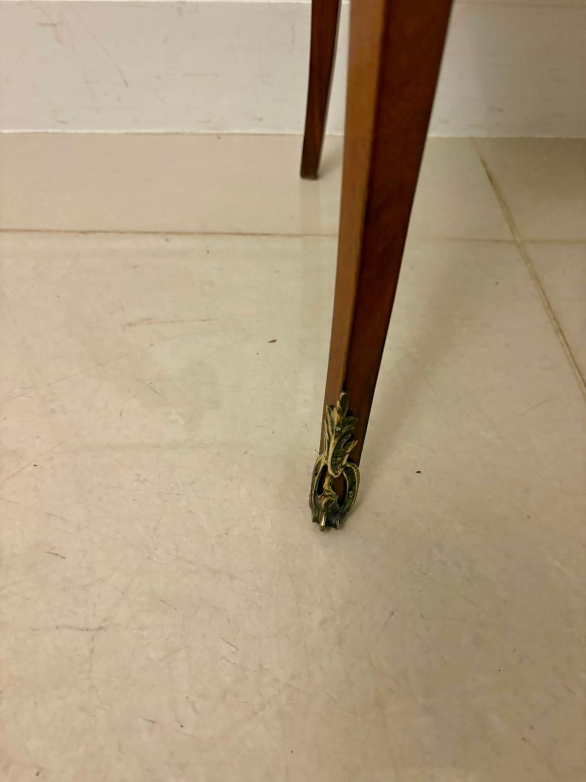 Mobile laterale intarsiato in stile Luigi XV francese di qualità antica in vendita 5