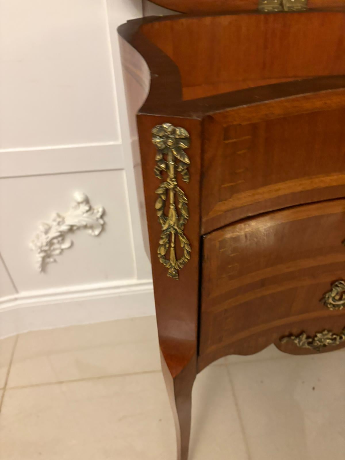 XX secolo Mobile laterale intarsiato in stile Luigi XV francese di qualità antica in vendita