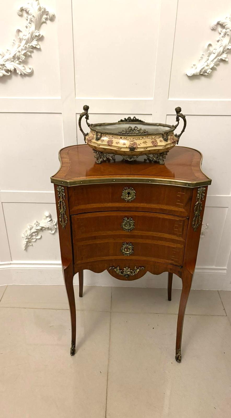 Mobile laterale intarsiato in stile Luigi XV francese di qualità antica in vendita 1