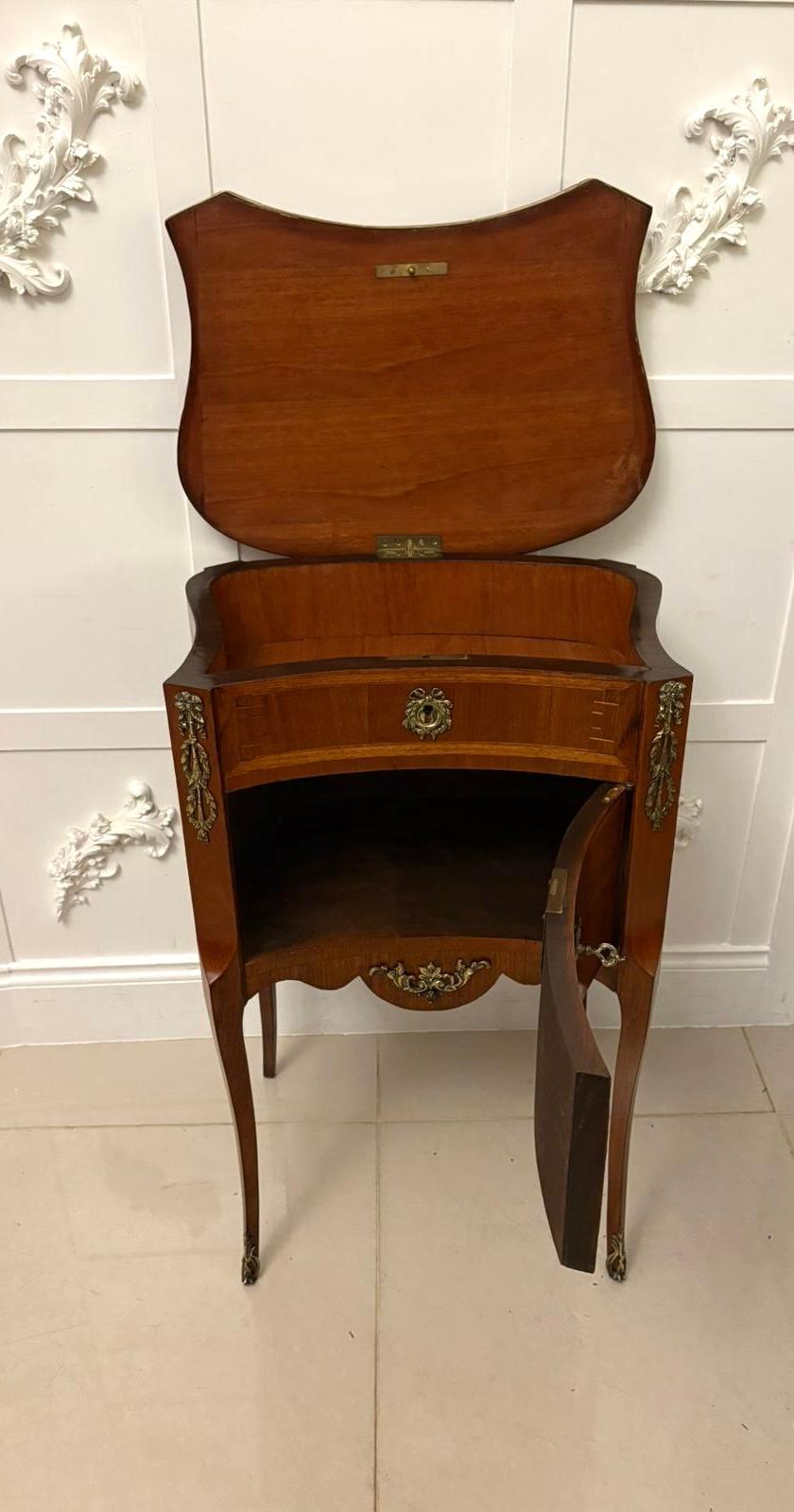 Mobile laterale intarsiato in stile Luigi XV francese di qualità antica in vendita 2