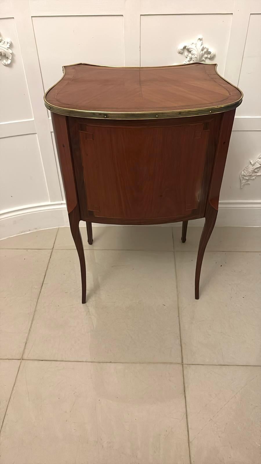 Mobile laterale intarsiato in stile Luigi XV francese di qualità antica in vendita 3