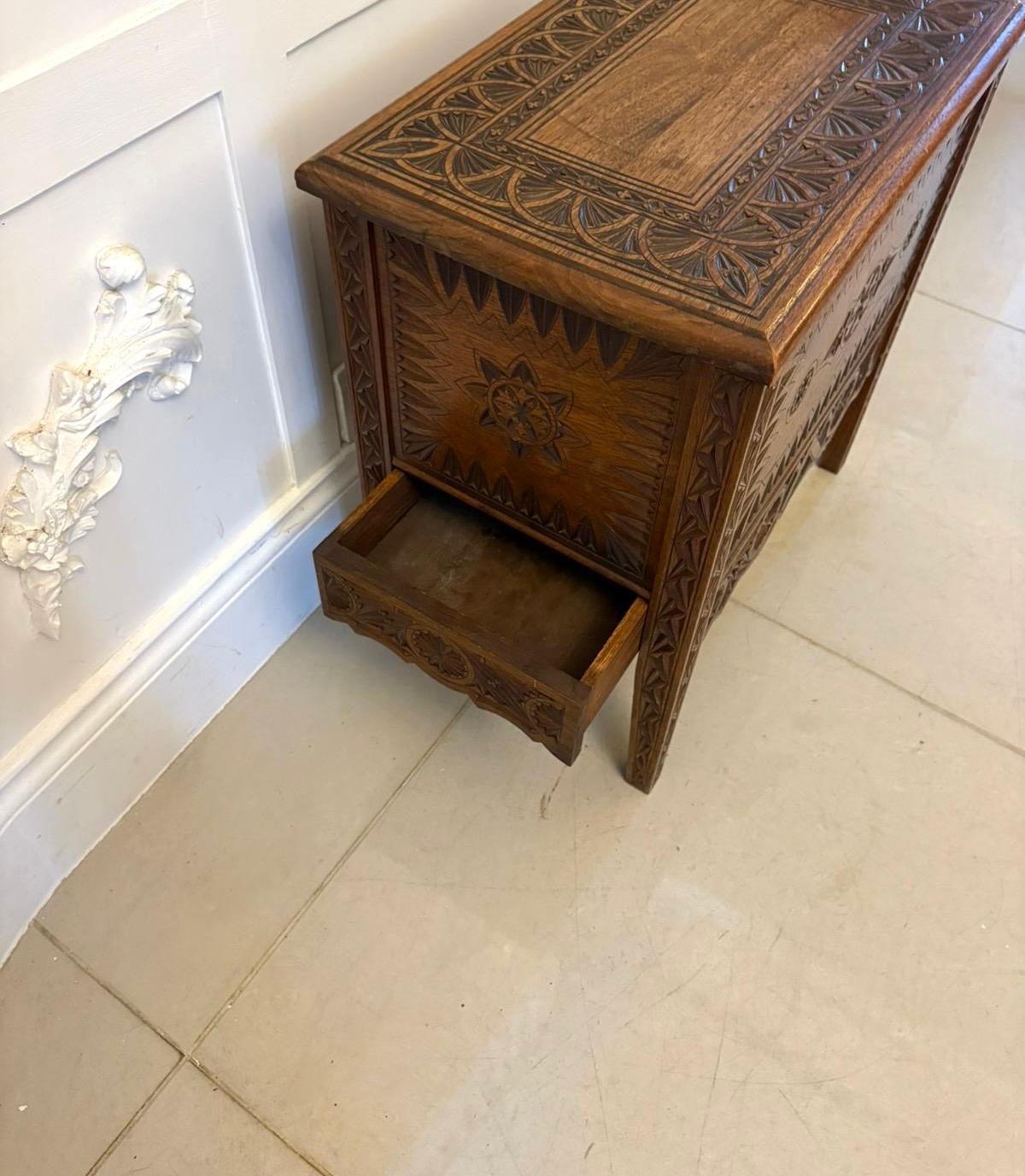 Cassapanca da matrimonio in Oak intagliata a mano di qualità antica in vendita 3