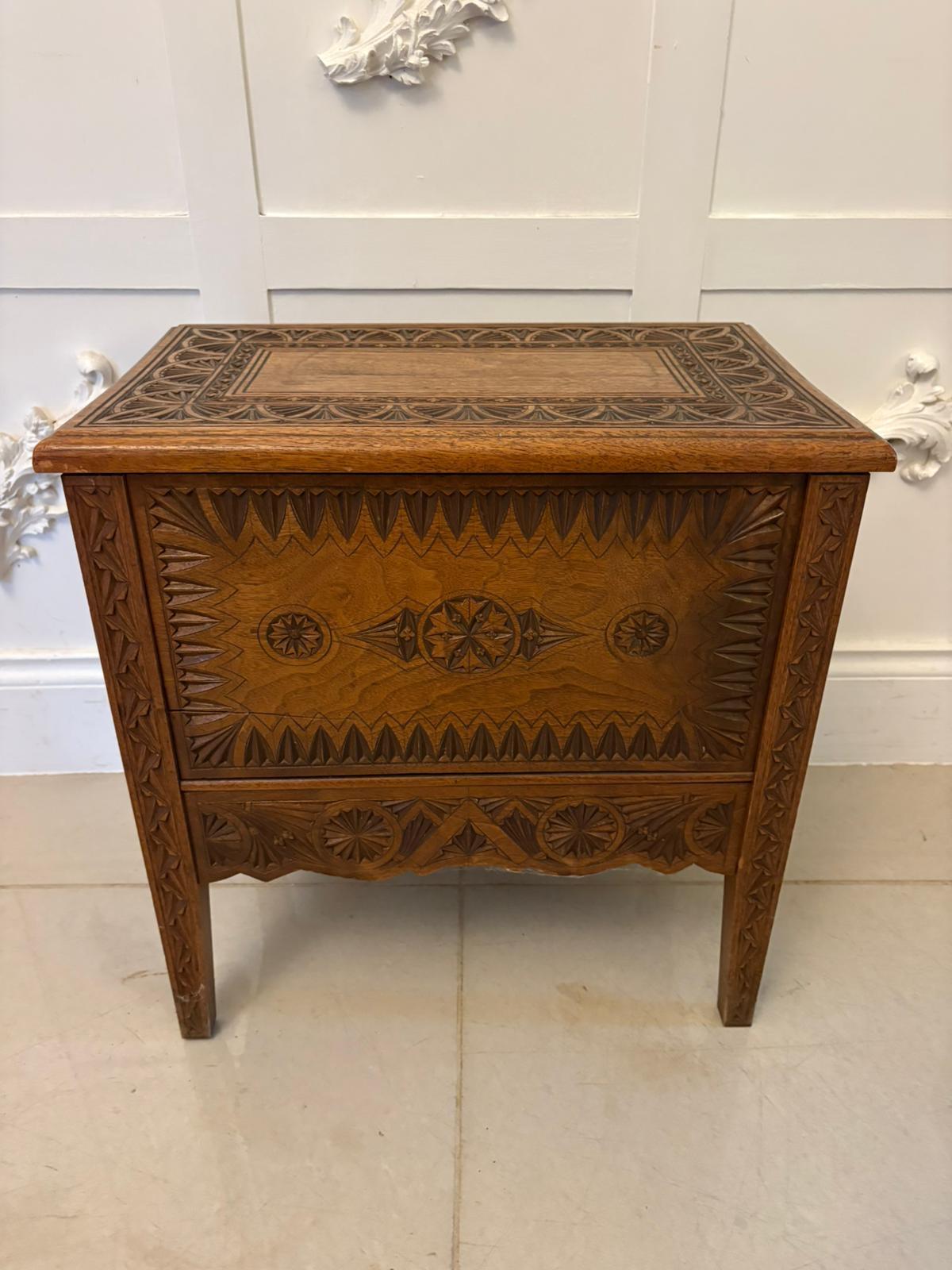 Cassapanca da matrimonio in Oak intagliata a mano di qualità antica in vendita 4