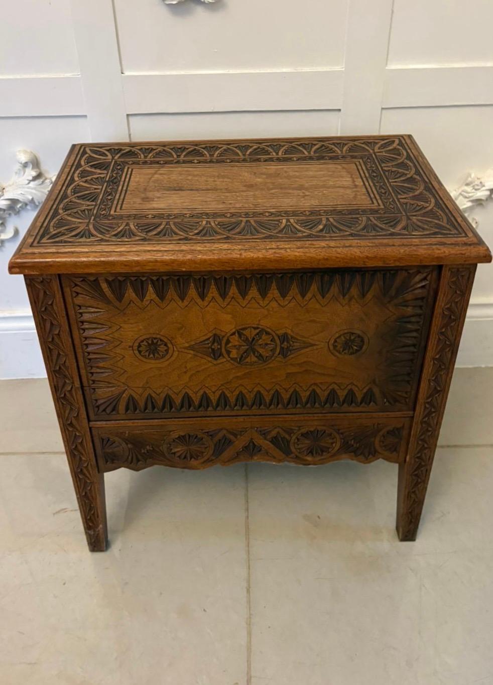 Cassapanca da matrimonio in Oak intagliata a mano di qualità antica in vendita 5