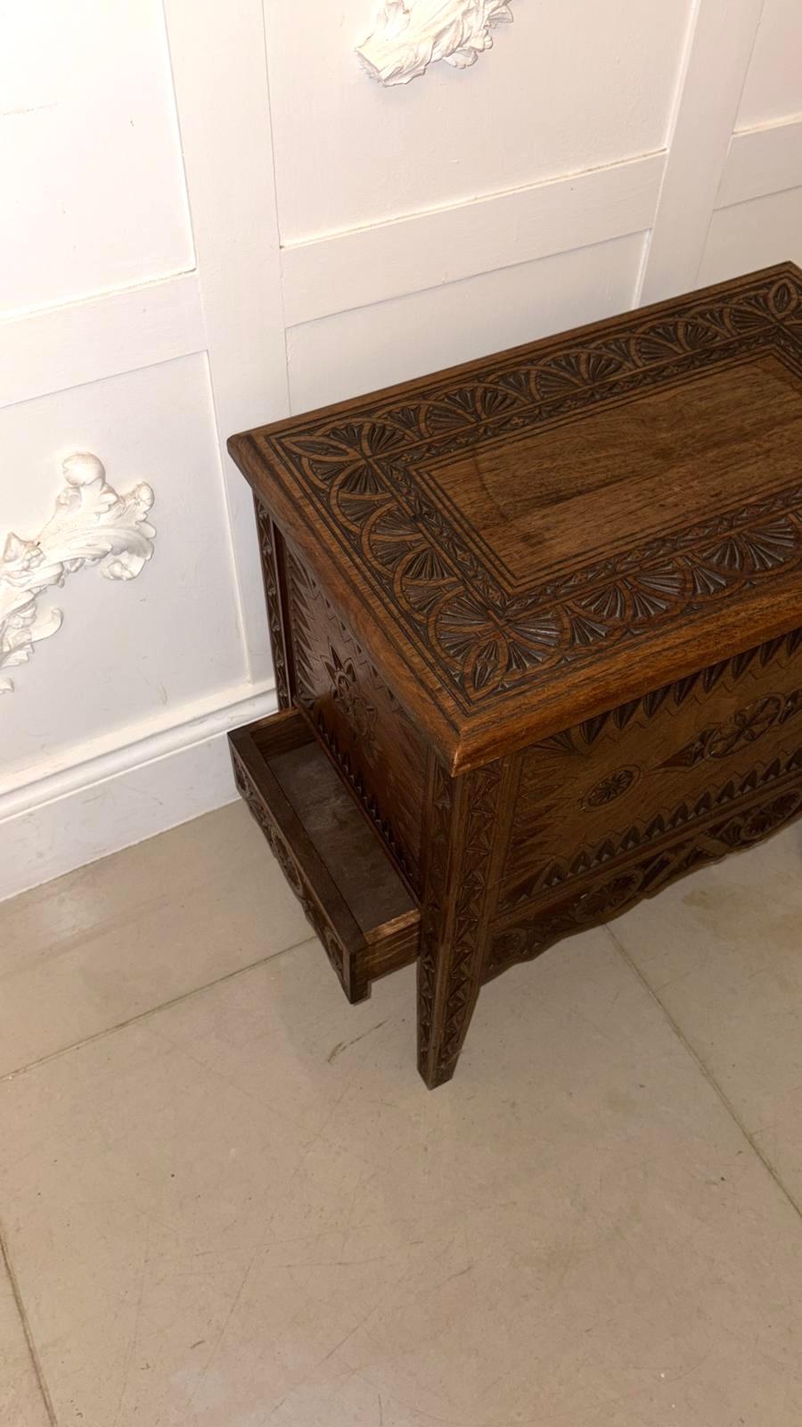 Cassapanca da matrimonio in Oak intagliata a mano di qualità antica in vendita 6
