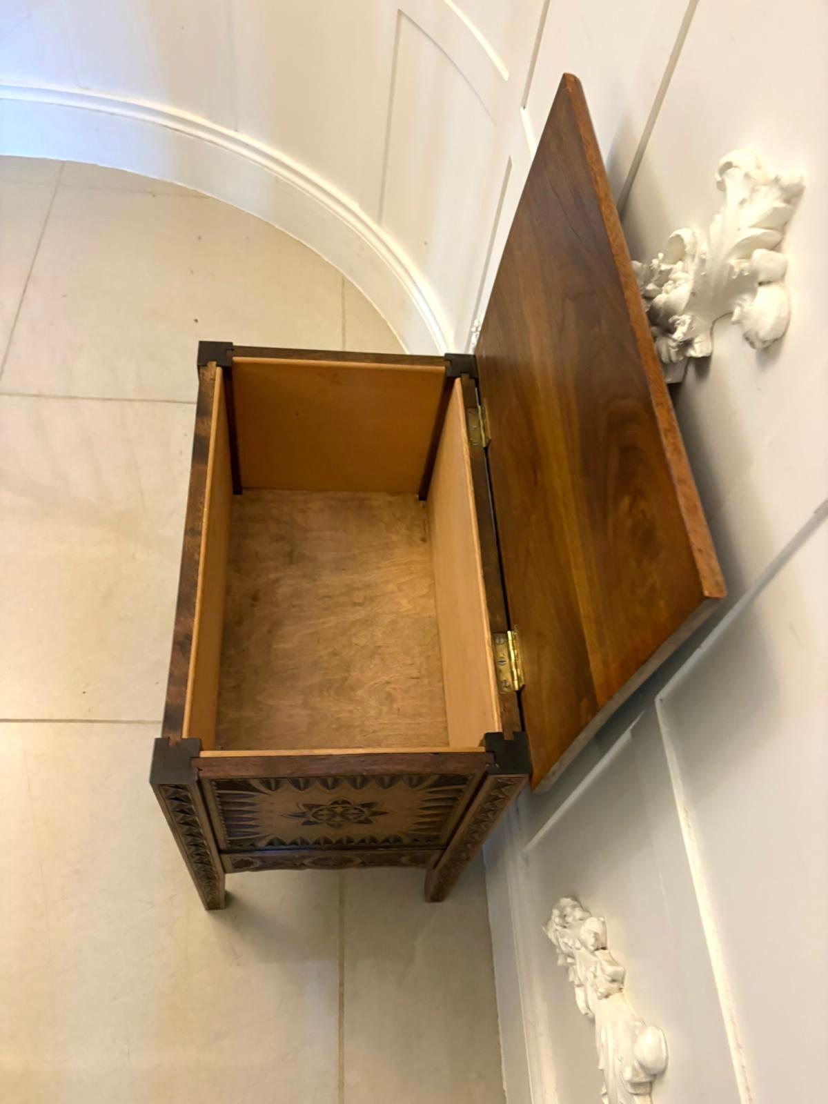 Intagliato a mano Cassapanca da matrimonio in Oak intagliata a mano di qualità antica in vendita
