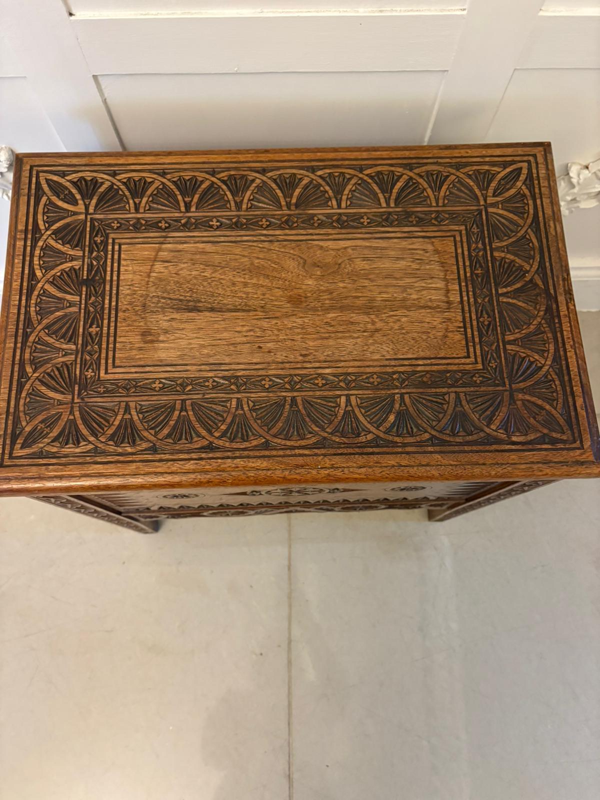 XIX secolo Cassapanca da matrimonio in Oak intagliata a mano di qualità antica in vendita