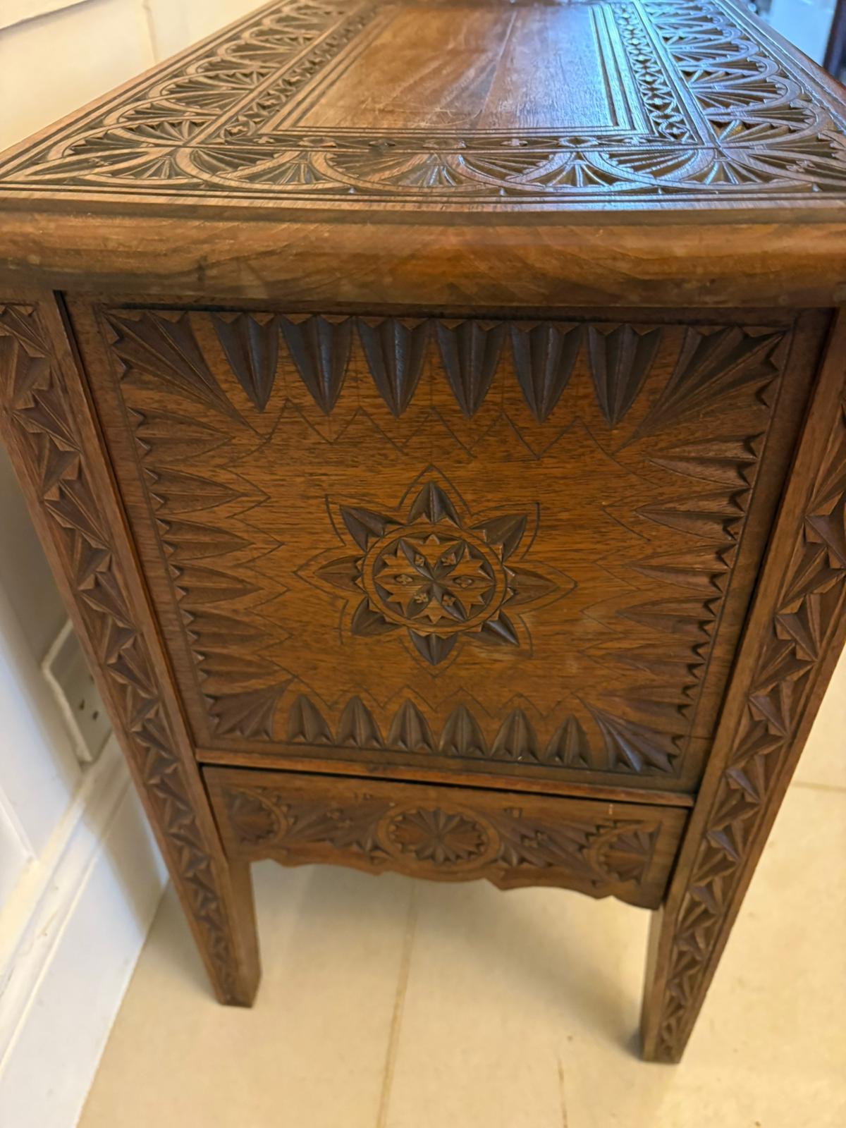Cassapanca da matrimonio in Oak intagliata a mano di qualità antica in vendita 1