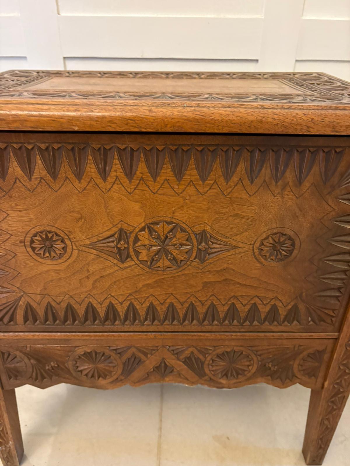 Cassapanca da matrimonio in Oak intagliata a mano di qualità antica in vendita 2