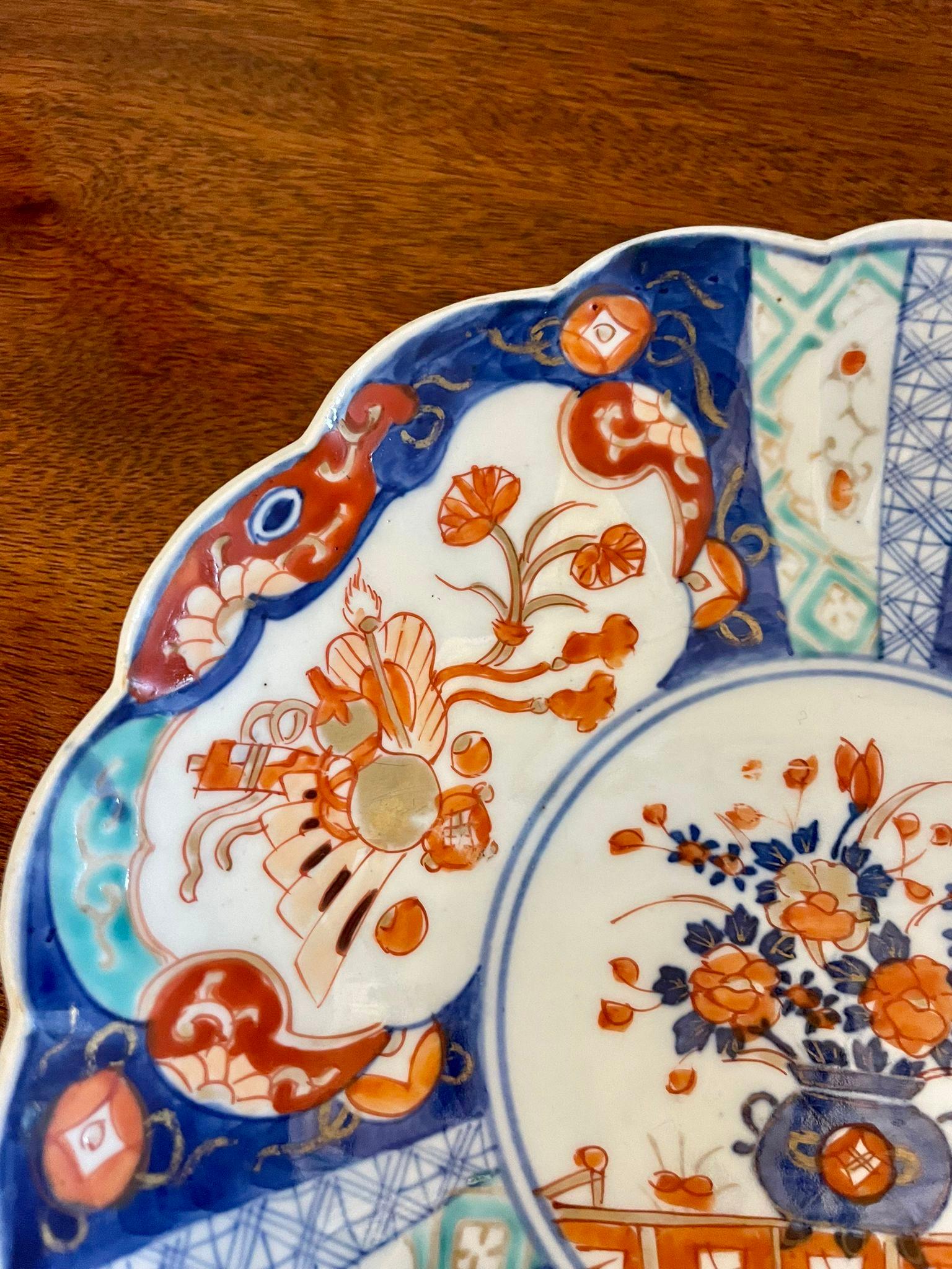 Antique quality Japanese Imari plate having a scalloped edge with wonderful hand painted panels in red, blue, green, white and gold colours 


In lovely original condition


Dimensions:
Height 3.5 cm 
Width 22 cm
Depth 22 cm


Dated 1900 
