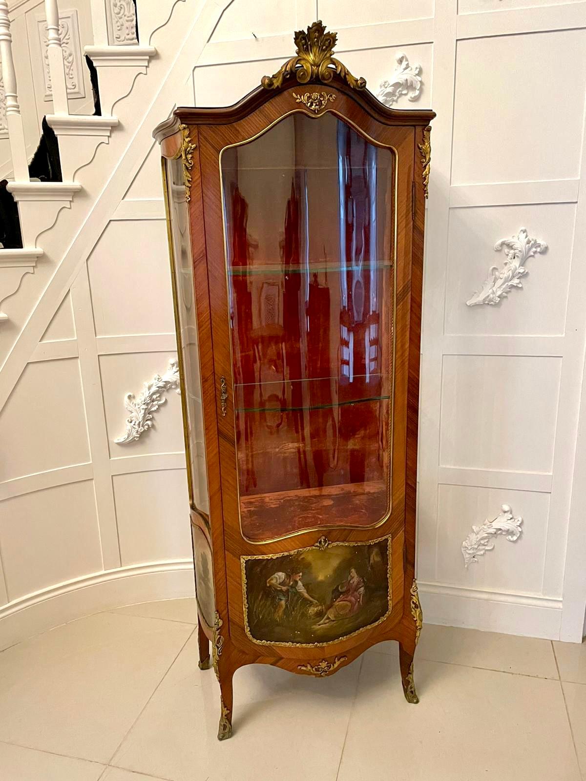 Vitrina francesa Vernis Martin montada en madera de rey y ormolina de calidad antigua del siglo XIX 
con una atractiva encimera perfilada con una impresionante montura de ormolina ornamentada, puerta de madera de rey con forma de serpiente y montada