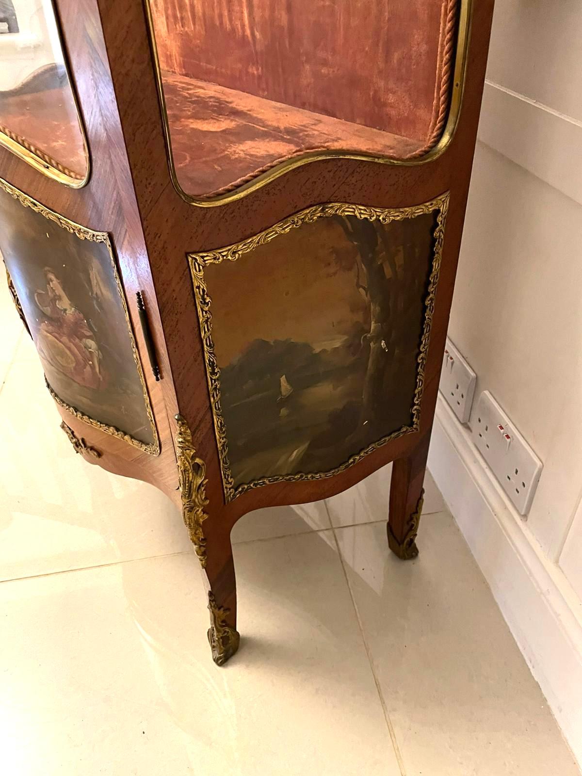 Vitrina francesa Vernis Martin de calidad antigua montada en madera de rey y ormolu en venta 4