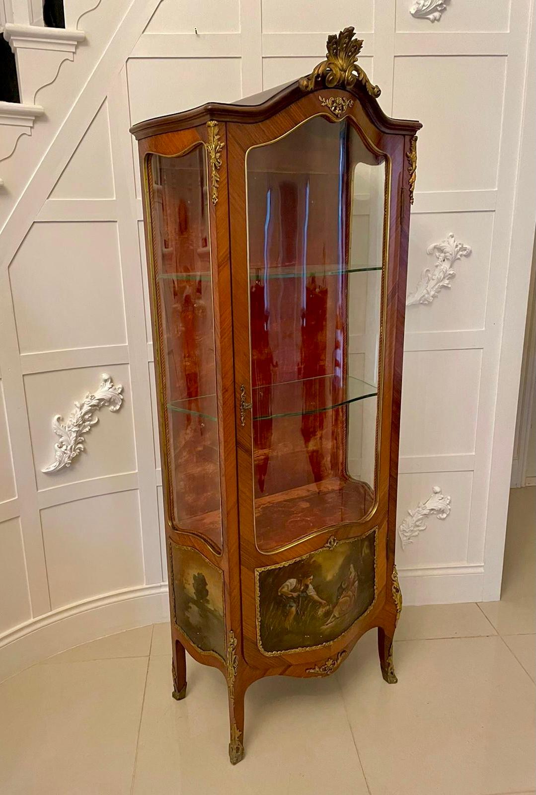 Vitrina francesa Vernis Martin de calidad antigua montada en madera de rey y ormolu en venta 5
