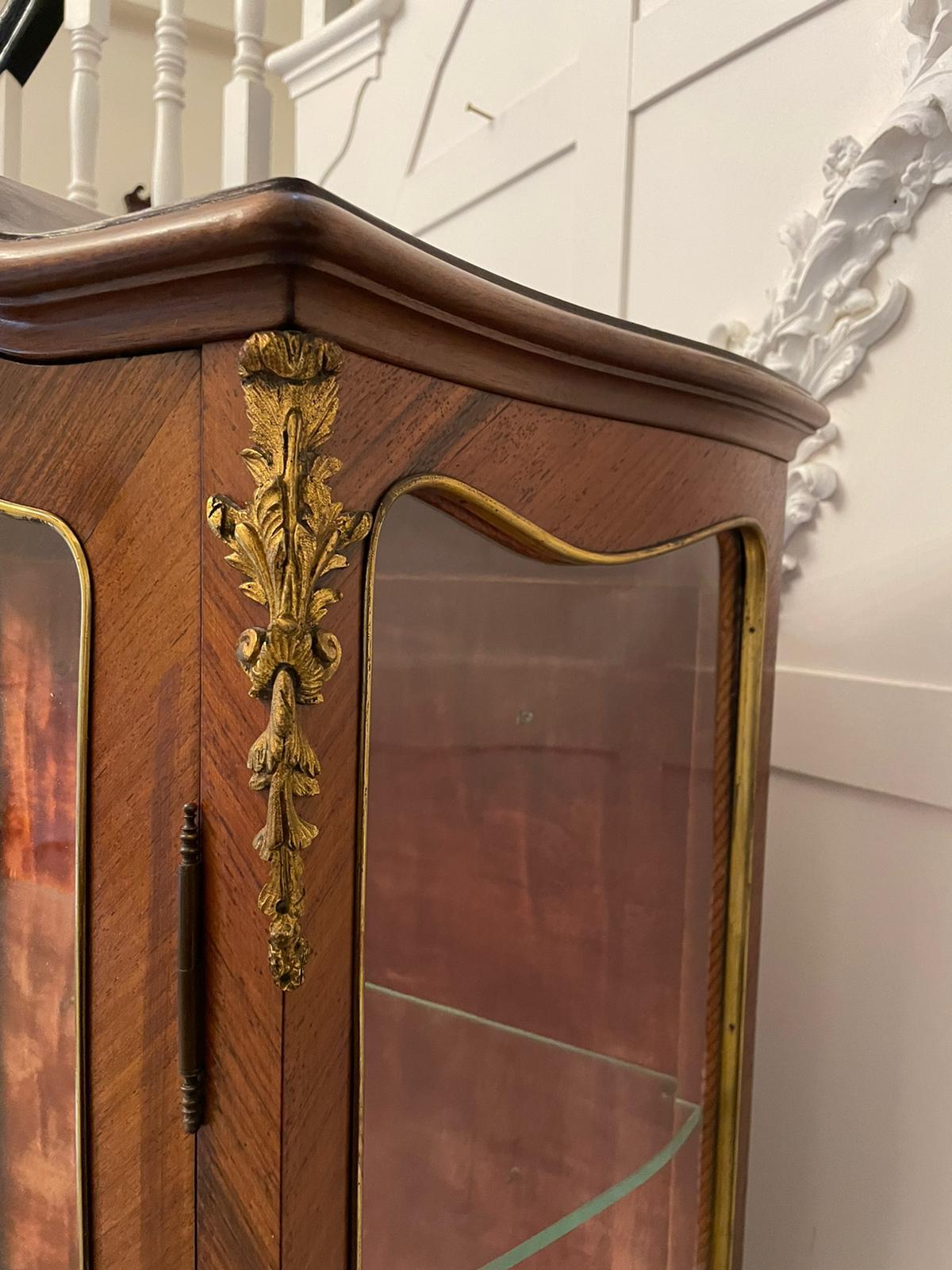 Vitrina francesa Vernis Martin de calidad antigua montada en madera de rey y ormolu en venta 2