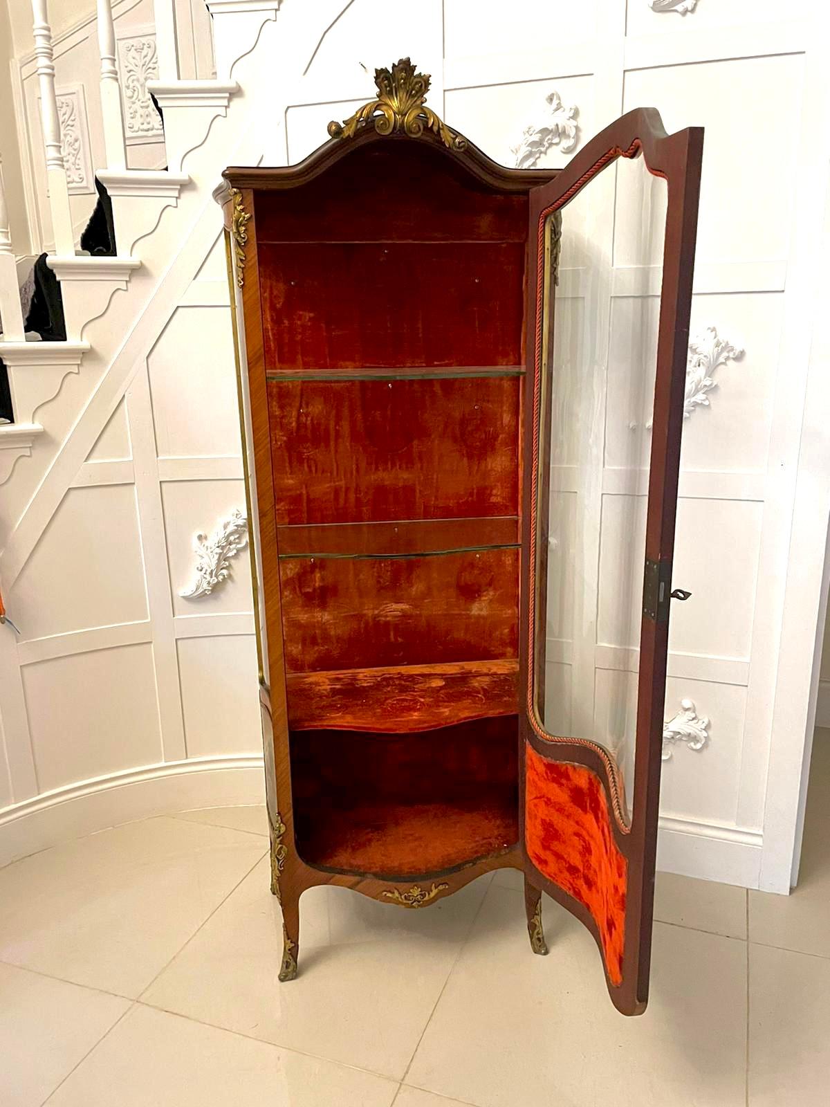 Vitrina francesa de Vernis Martin montada en ormolu de madera Kingwood de calidad antigua Mediados del siglo XIX en venta