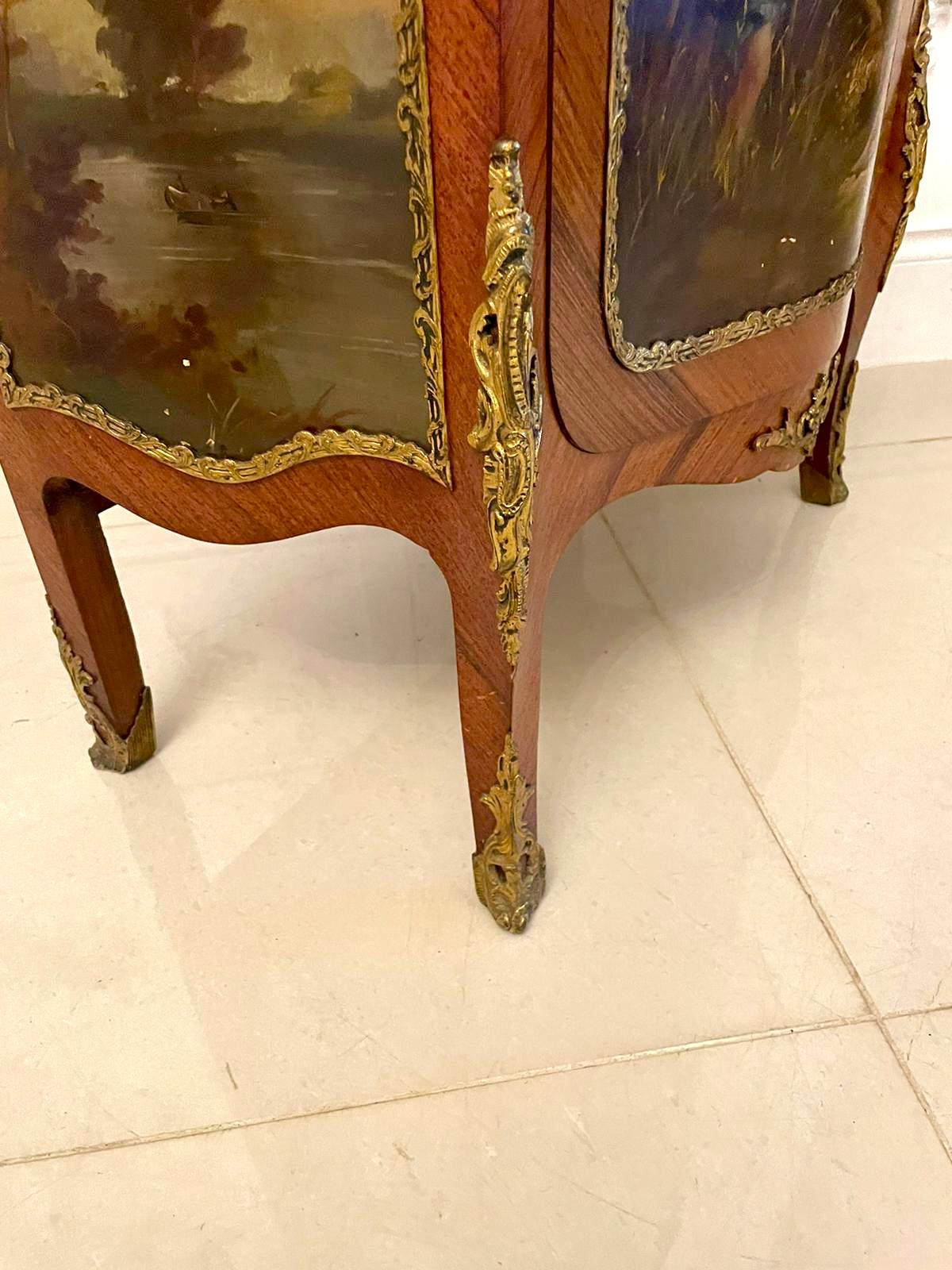 Vitrina francesa de Vernis Martin montada en ormolu de madera Kingwood de calidad antigua en venta 2