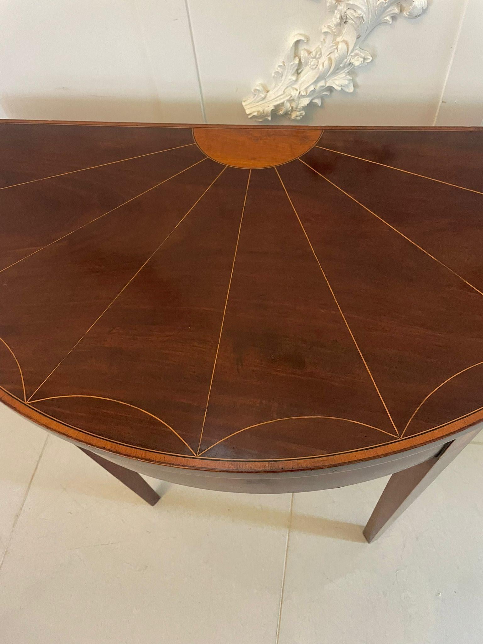 Table console en forme de demi-lune en acajou et marqueterie de bois satiné de qualité ancienne en vente 3