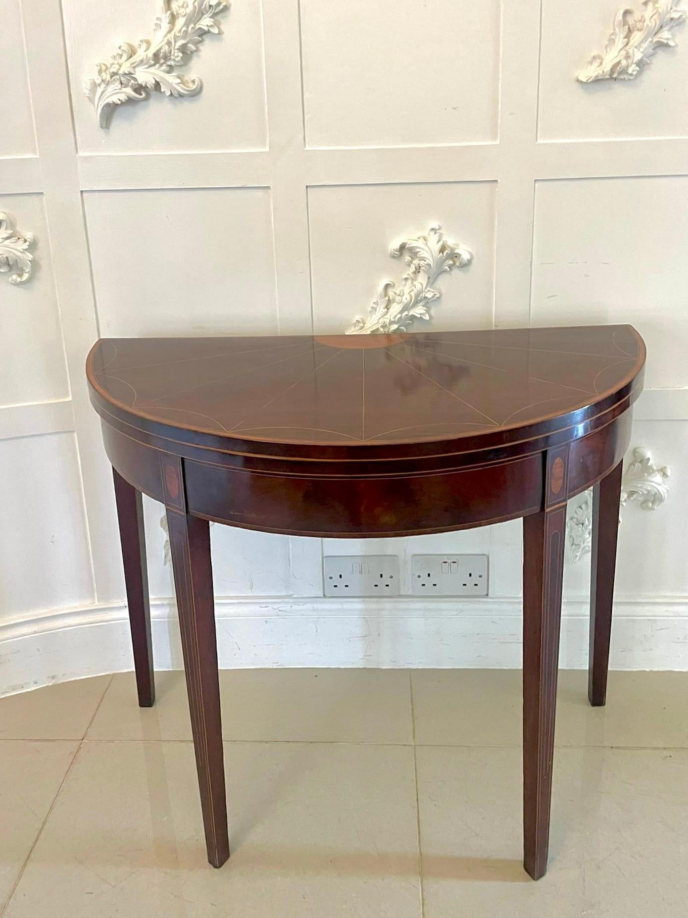 Table console en forme de demi-lune en acajou et marqueterie de bois satiné de qualité ancienne en vente 6