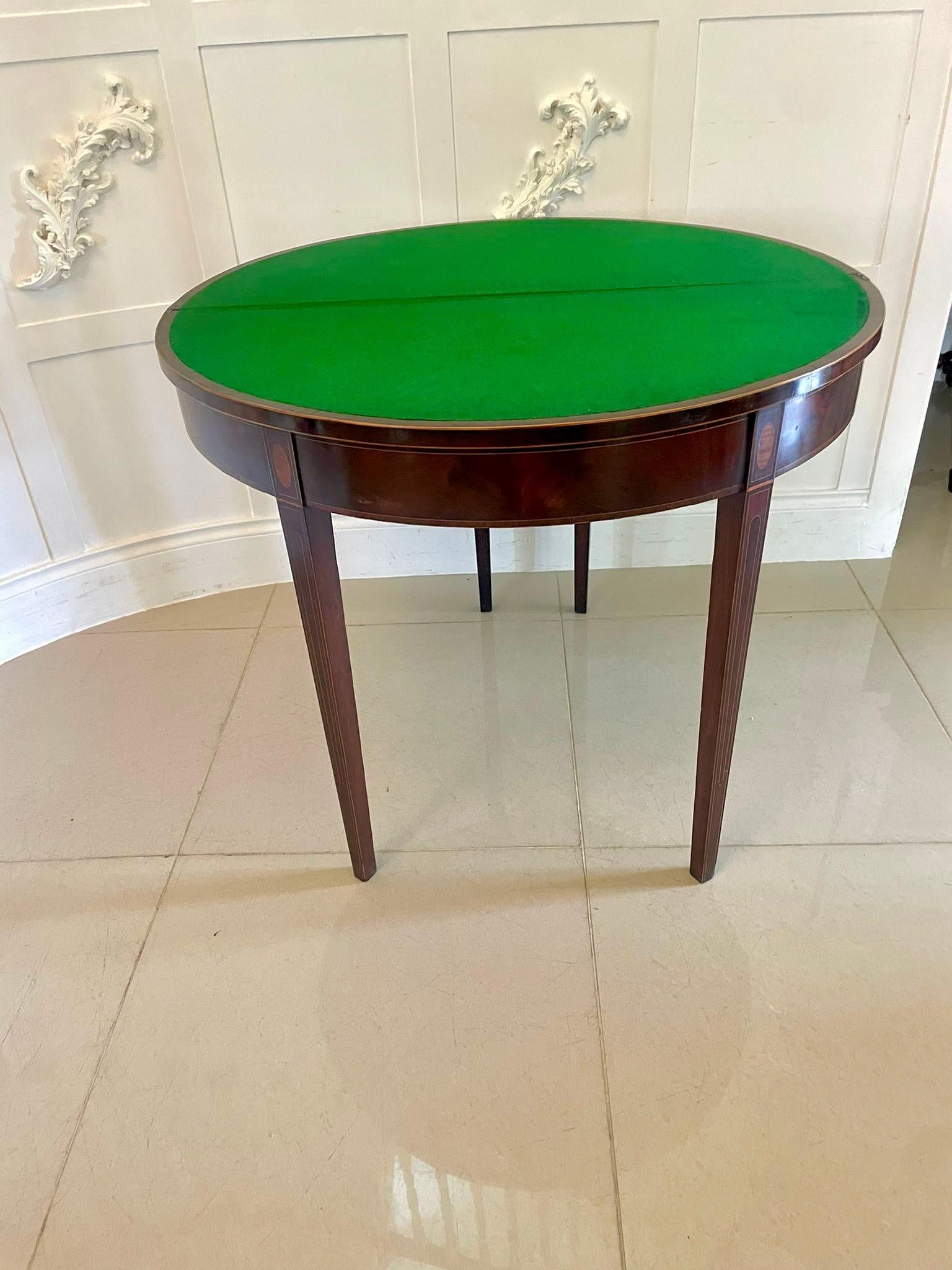 Anglais Table console en forme de demi-lune en acajou et marqueterie de bois satiné de qualité ancienne en vente