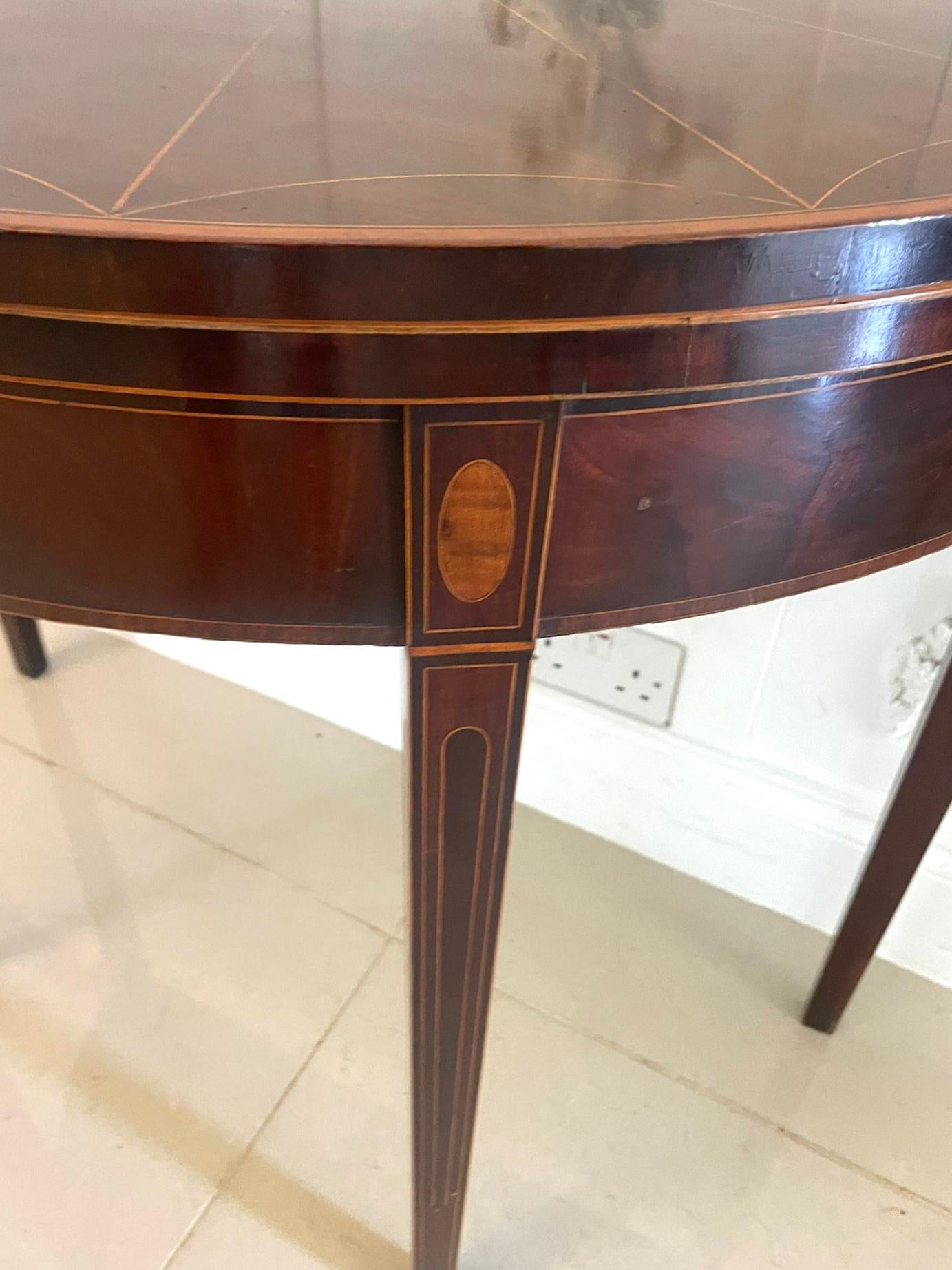 XVIIIe siècle et antérieur Table console en forme de demi-lune en acajou et marqueterie de bois satiné de qualité ancienne en vente
