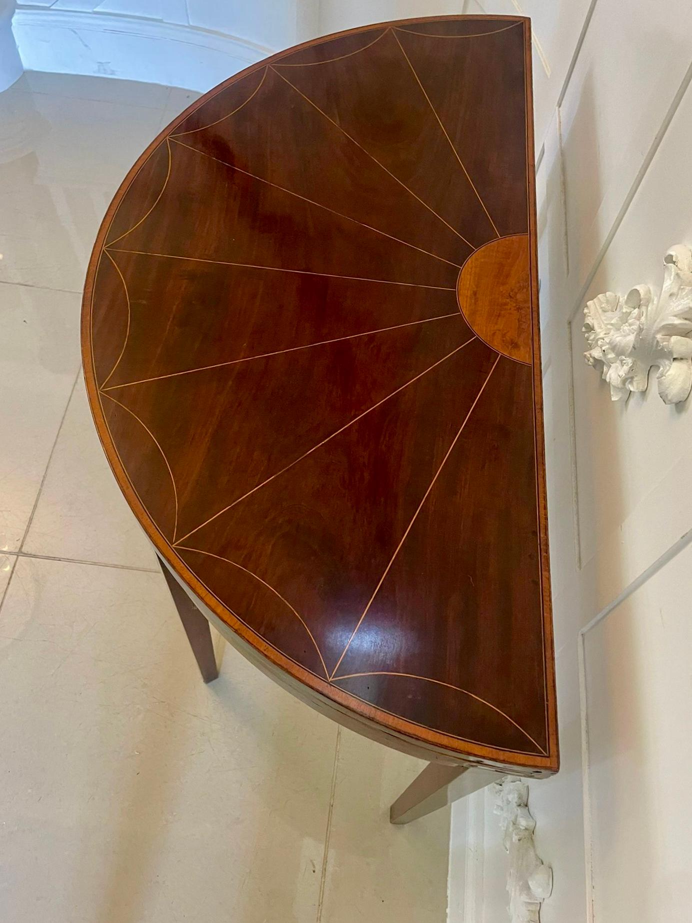 Autre Table console en forme de demi-lune en acajou et marqueterie de bois satiné de qualité ancienne en vente