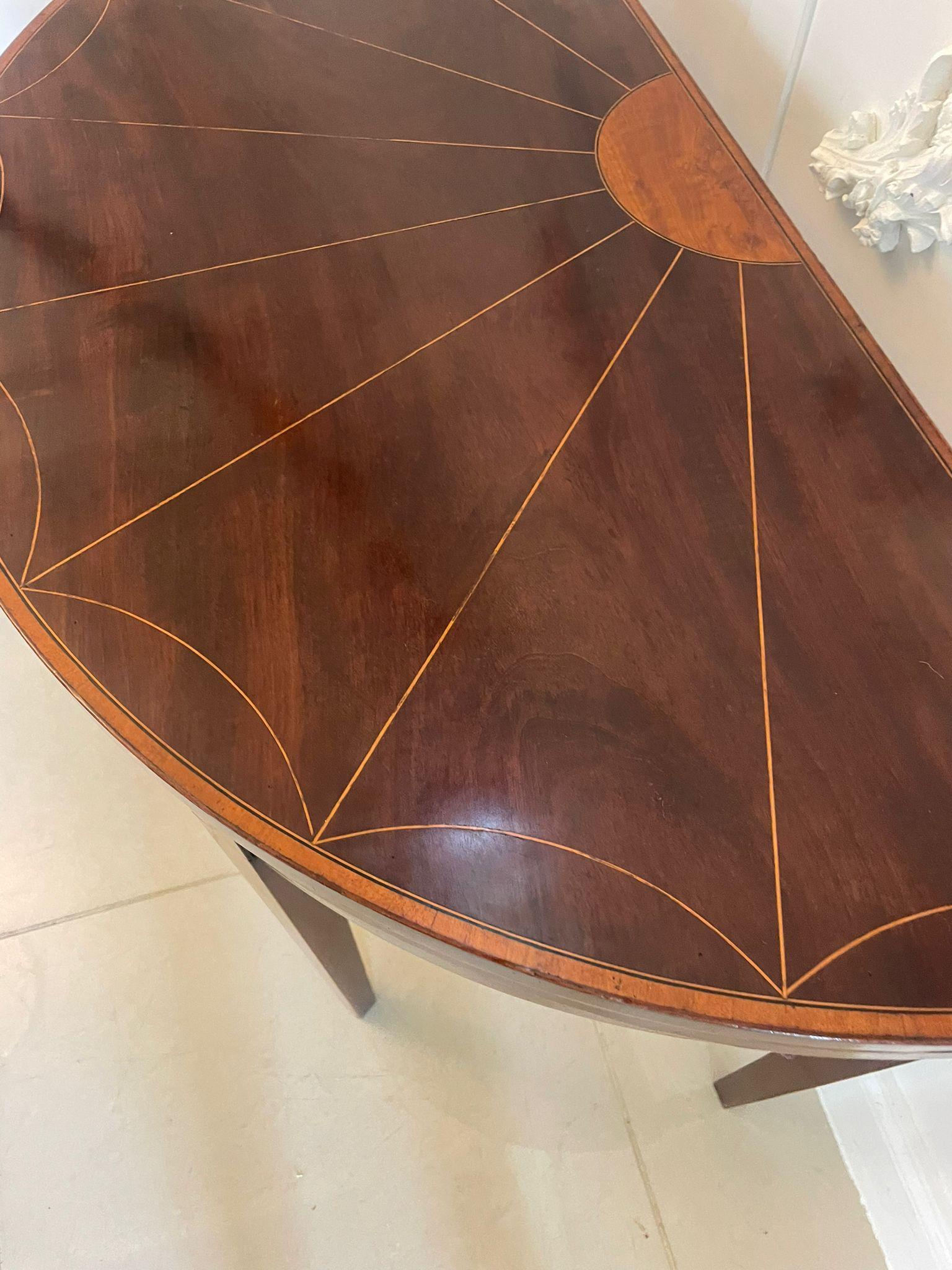 Table console en forme de demi-lune en acajou et marqueterie de bois satiné de qualité ancienne en vente 1