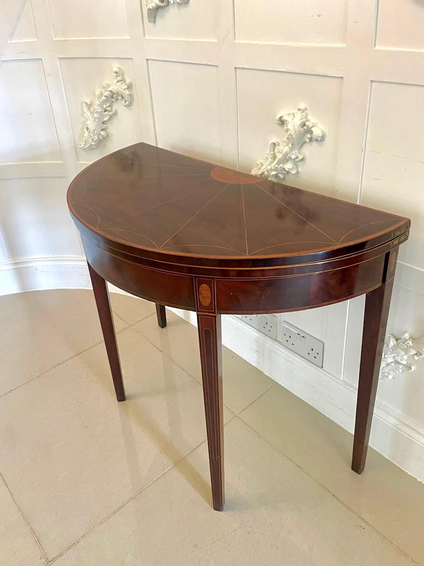 George III Table console en forme de demi-lune en acajou et marqueterie de bois satiné de qualité ancienne en vente