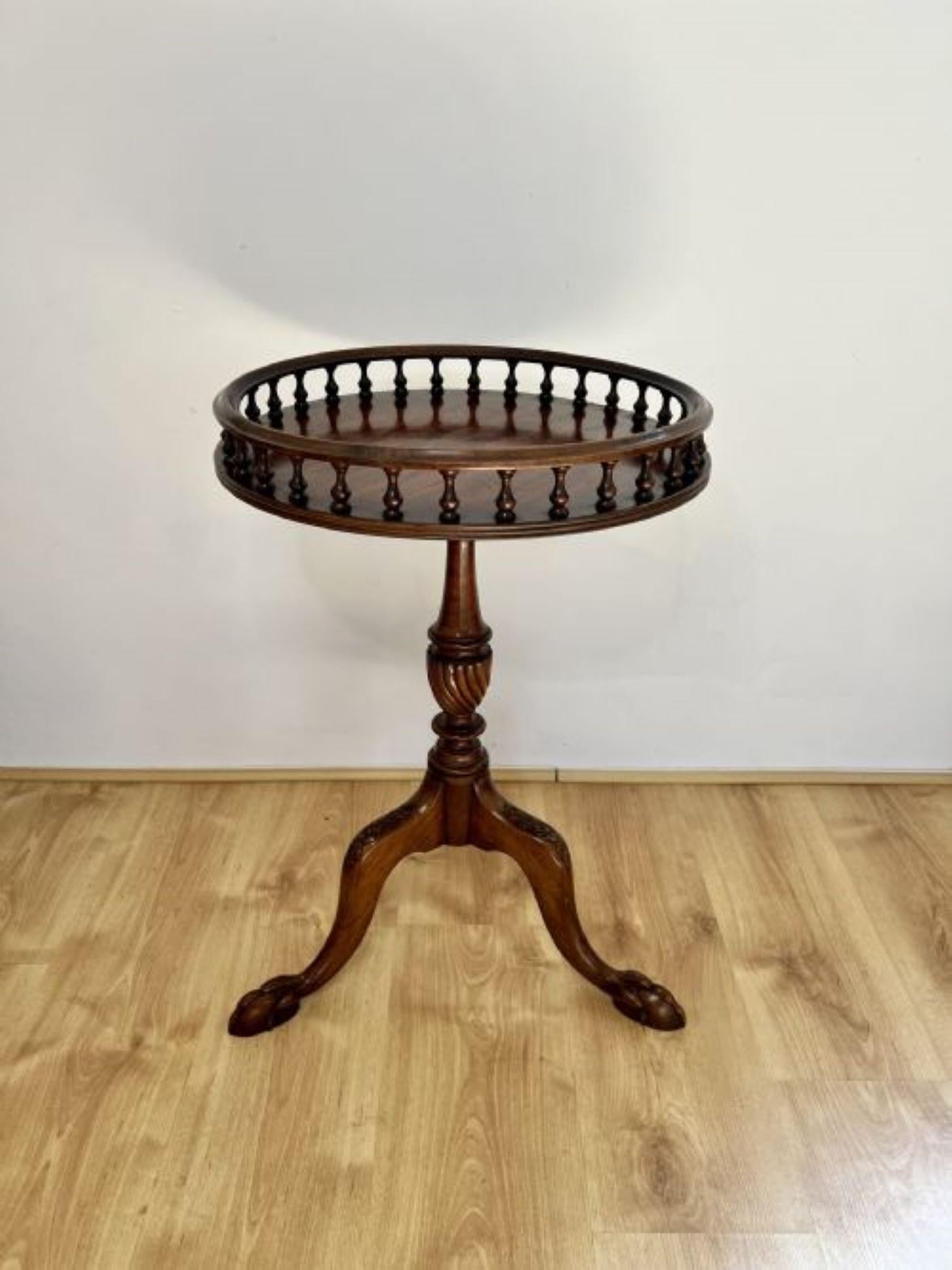 Antique quality mahogany circular lamp table  For Sale 5