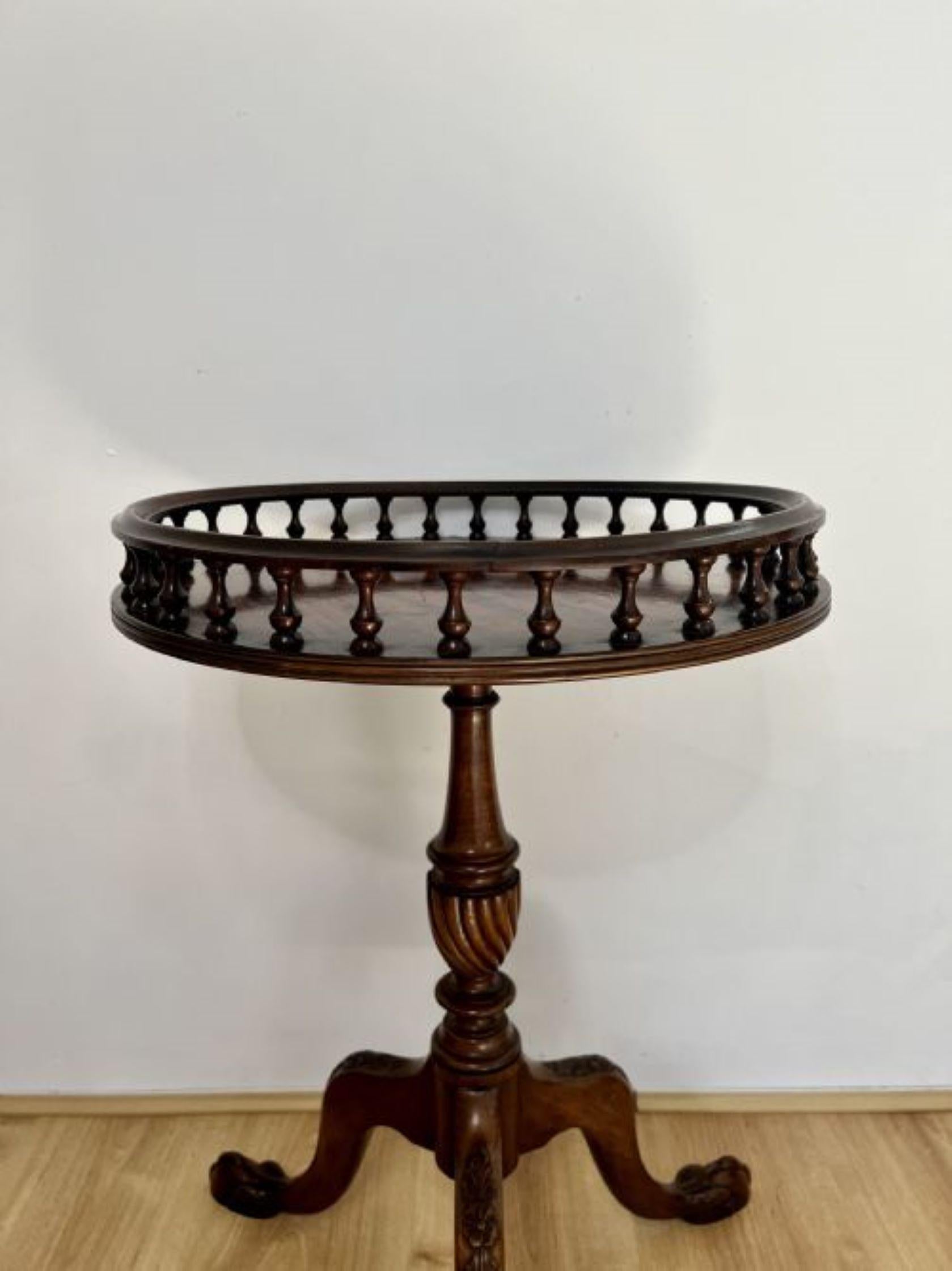Antique quality mahogany circular lamp table  For Sale 3