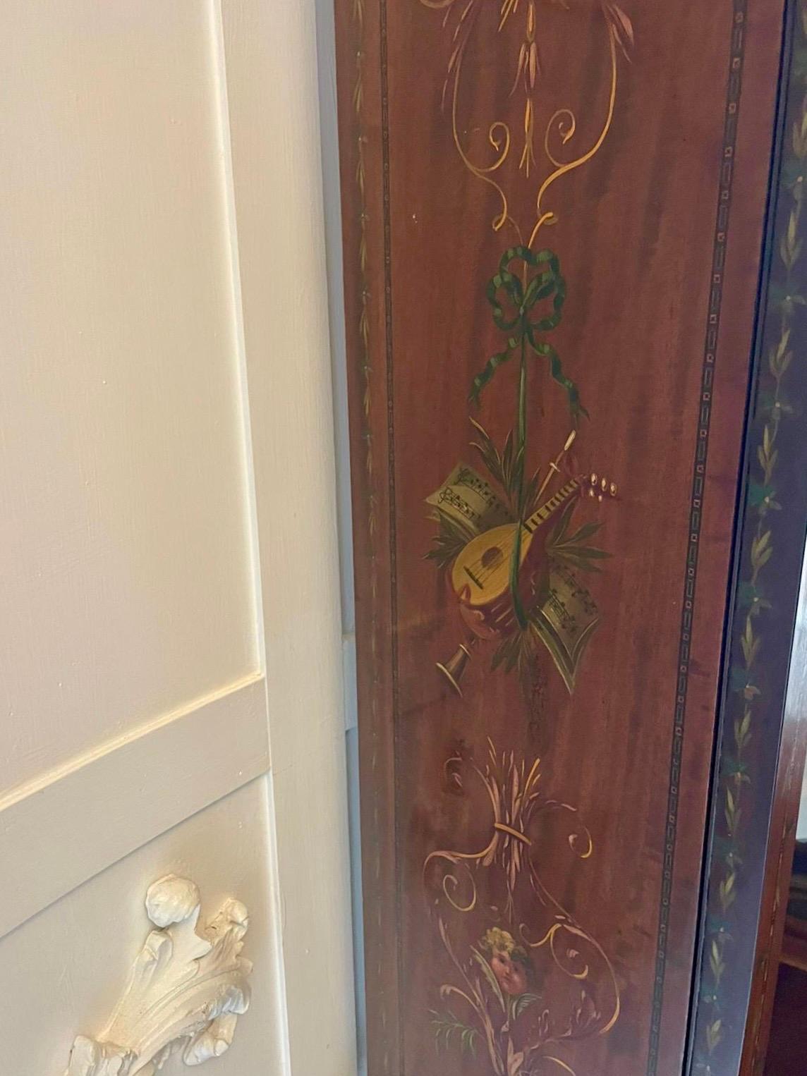 Vitrine en acajou de qualité ancienne avec décoration peinte d'origine en vente 3