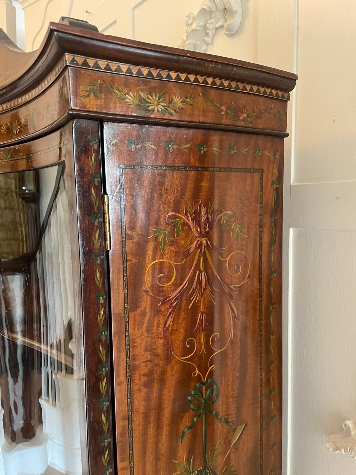 Vitrine en acajou de qualité ancienne avec décoration peinte d'origine en vente 4